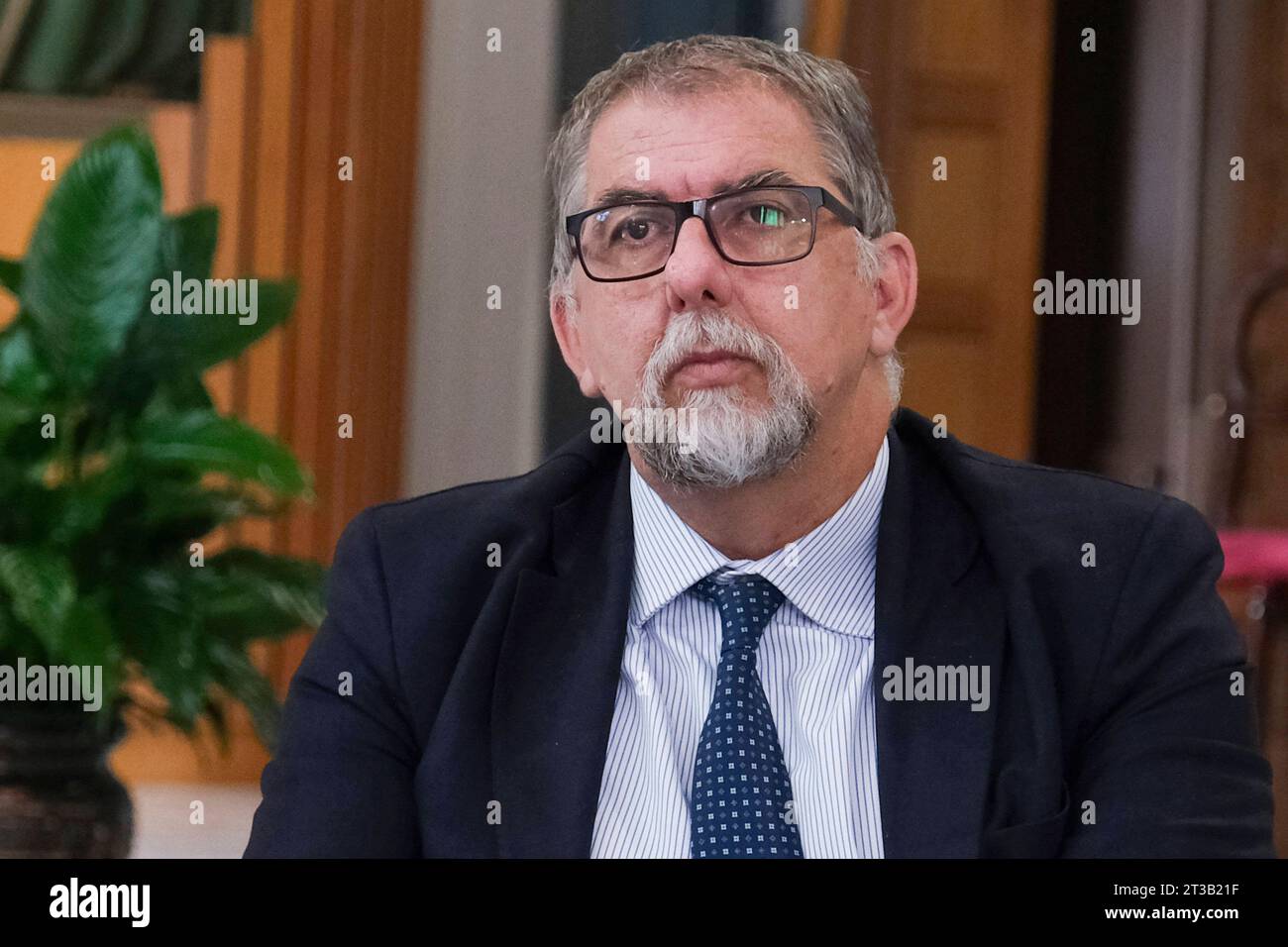 Paolo Zangrillo, Minister für öffentliche Verwaltung der Italienischen Republik in Caivano Fabio Ciciliano, kommissar der Gemeinde San Paolo Apostolo, außerhalb des Parco Verde, besuchte, um Don Maurizio Patriciello zu treffen. Oktober 2023 DSCF7013 Copyright: XAntonioxBalascox Credit: Imago/Alamy Live News Stockfoto