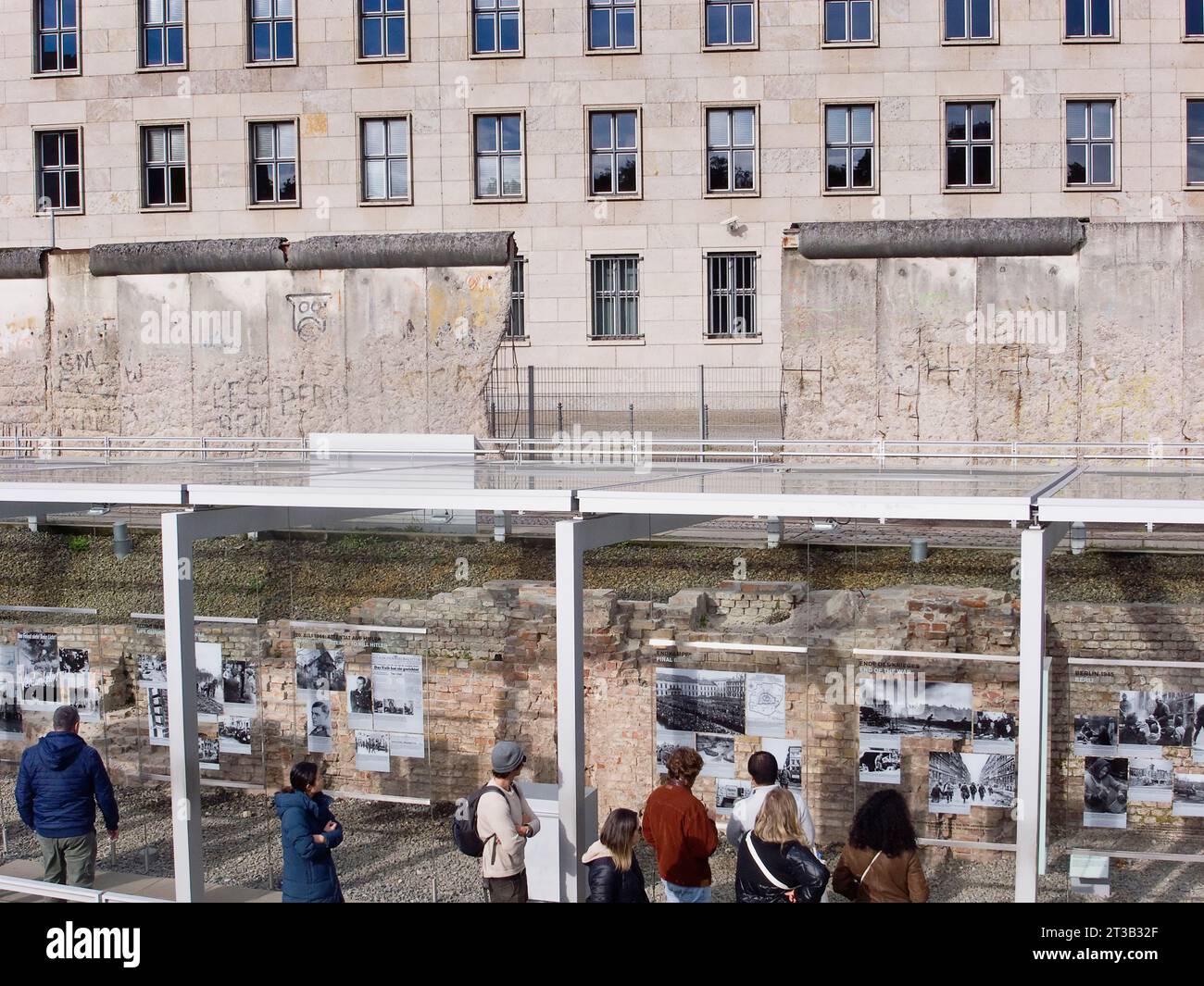 Deutschland, Berlin, Niederkirchnerstraße, Topographie des Terrors, modernes Zentrum auf dem Gelände des ehemaligen Gestapo-Hauptquartiers, das die Schrecken des Nationalsozialismus dokumentiert. Stockfoto