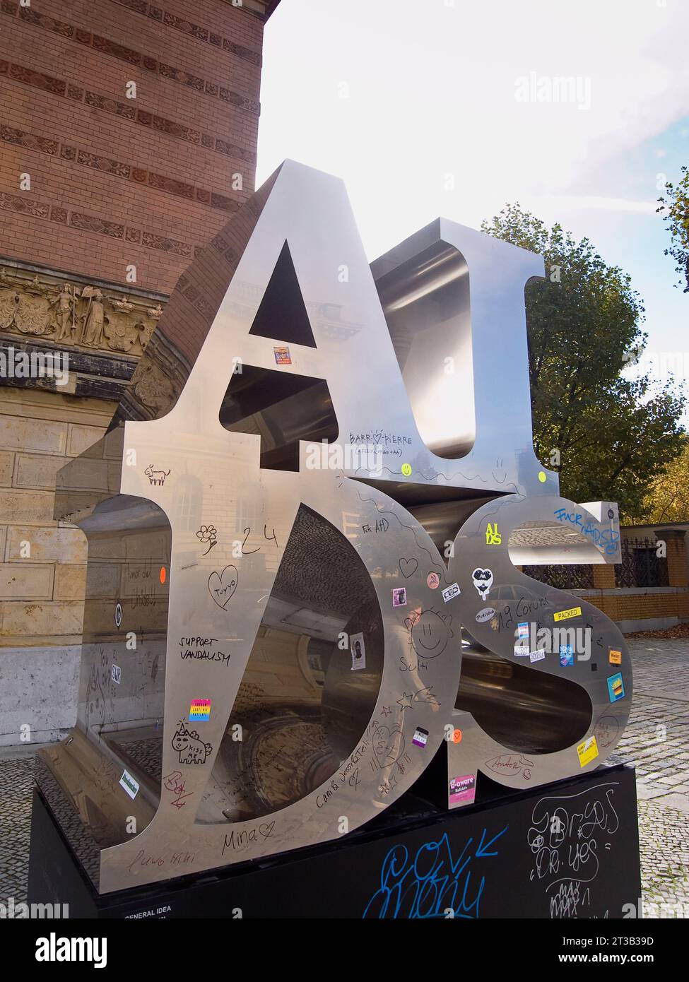 Deutschland, Berlin, Mitte, AIDS-Skulptur vor dem Martin-Gropius-Bau Museum für Zeitgenössische Kunst in der Niederkirchnerstraße. Stockfoto