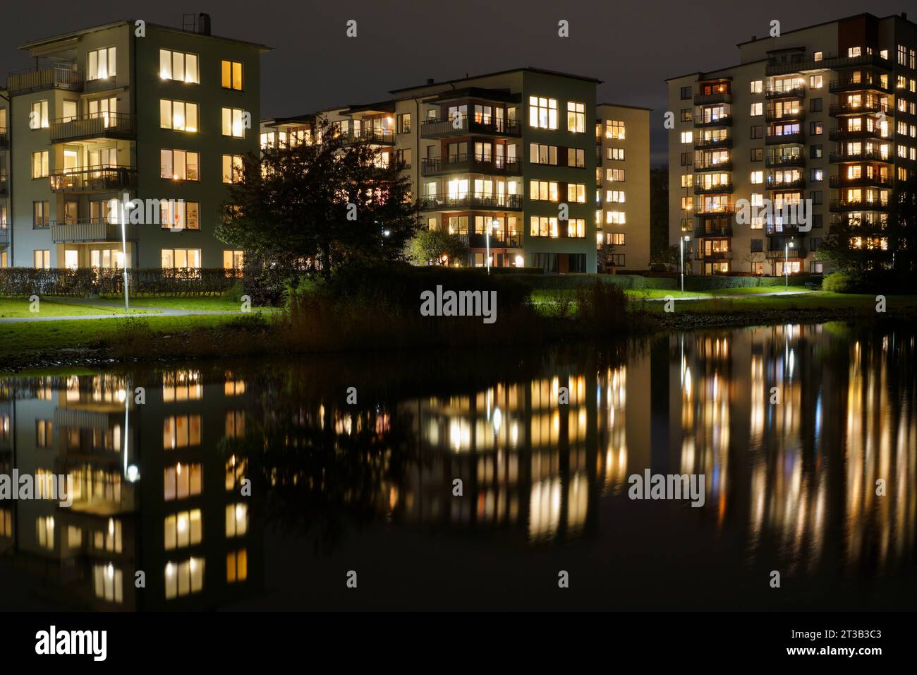 Stockholm, Schweden die Skyline von Hagernas in der frühen Nacht Stockfoto