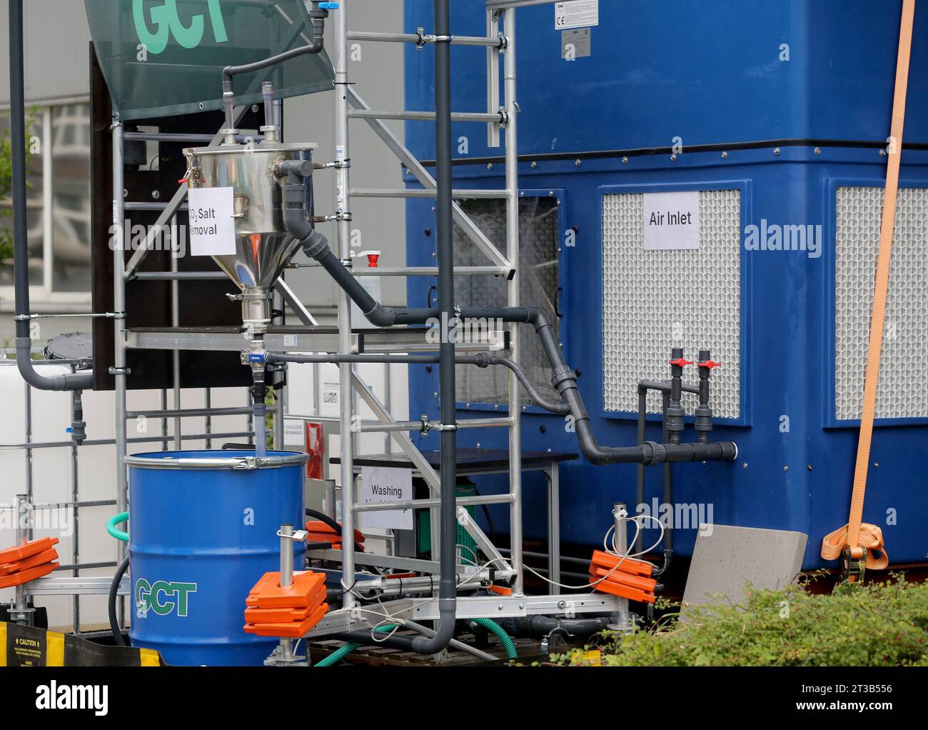 Essen, Deutschland. Oktober 2023. Das Foto zeigt den „CO2-Staubsauger“, eine Maschine, die das Treibhausgas Kohlendioxid aus der Luft auffangen und dabei Wasserstoff produzieren kann. Nach Angaben des Unternehmens kann die Demonstrationsanlage des Start-ups Greenlyte Carbon Technologies jährlich 100 Tonnen CO2 aus der Atmosphäre gewinnen, was der Kapazität von 10.000 Bäumen entspricht. Vermerk: Roland Weihrauch/dpa/Alamy Live News Stockfoto