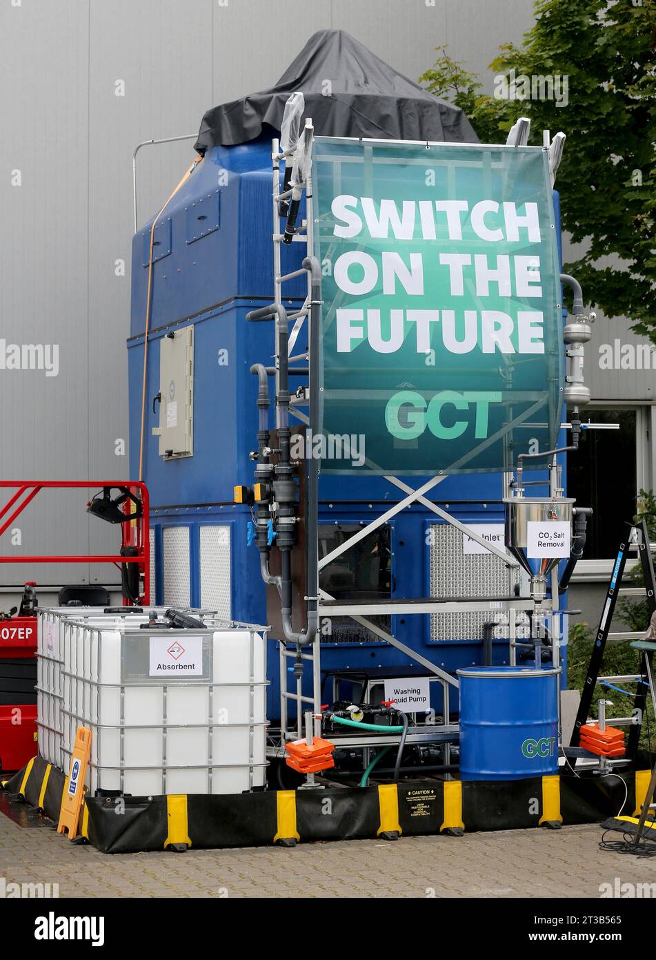 Essen, Deutschland. Oktober 2023. Das Foto zeigt den „CO2-Staubsauger“, eine Maschine, die das Treibhausgas Kohlendioxid aus der Luft auffangen und dabei Wasserstoff produzieren kann. Nach Angaben des Unternehmens kann die Demonstrationsanlage des Start-ups Greenlyte Carbon Technologies jährlich 100 Tonnen CO2 aus der Atmosphäre gewinnen, was der Kapazität von 10.000 Bäumen entspricht. Vermerk: Roland Weihrauch/dpa/Alamy Live News Stockfoto