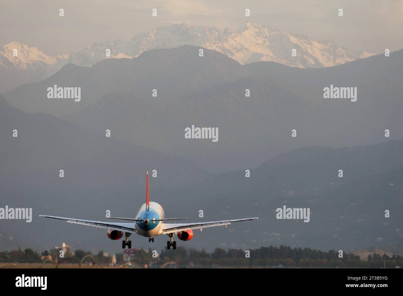 Sukhoi-Flugzeug (SSJ 100) kommt zur Landung an Stockfoto