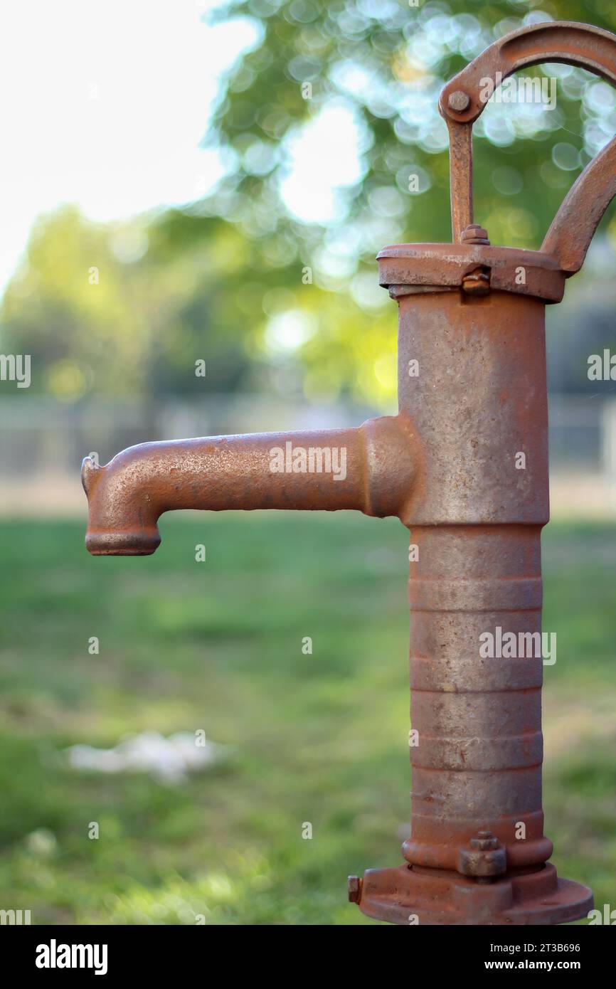 Eine Nahaufnahme eines alten rostigen Wasserhahns mit verschwommenem Hintergrund Stockfoto