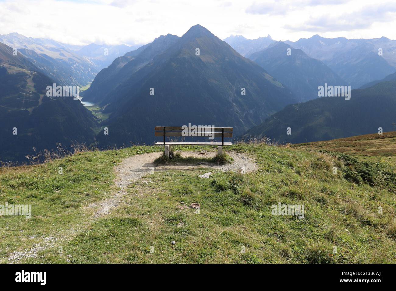 Ein wunderschöner Ruheplatz in den Bergen vor einer herrlichen Kulisse und mit Blick auf das Stillup-Reservoir Stockfoto