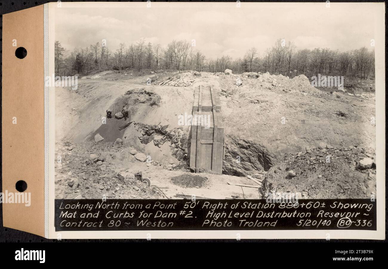 Vertrag Nr. 80, High Level Distribution Reservoir, Weston, Blick nach Norden von einem Punkt 50 Fuß rechts von Sta. 880+60+/-, mit Matte und Bordsteinkanten für Damm 2, Hochverteilerreservoir, Weston, Mass., 20. Mai 1940 Stockfoto