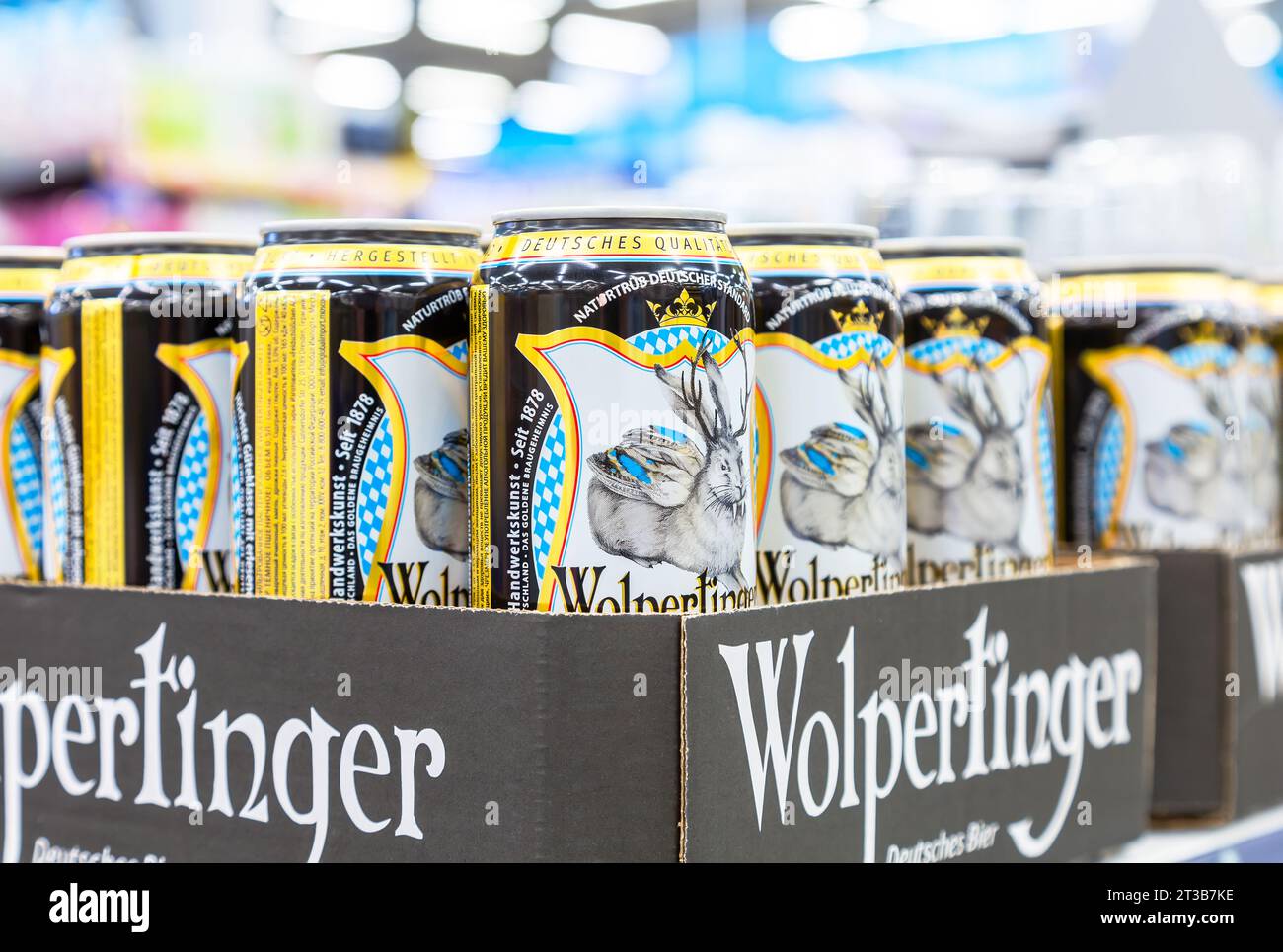 Samara, Russland - 26. September 2023: Wolpertinger deutsches alkoholhaltiges Dosenbier im Regal in einem Supermarkt. Deutsches Bier in Aluminiumdosen. Selektiv f Stockfoto