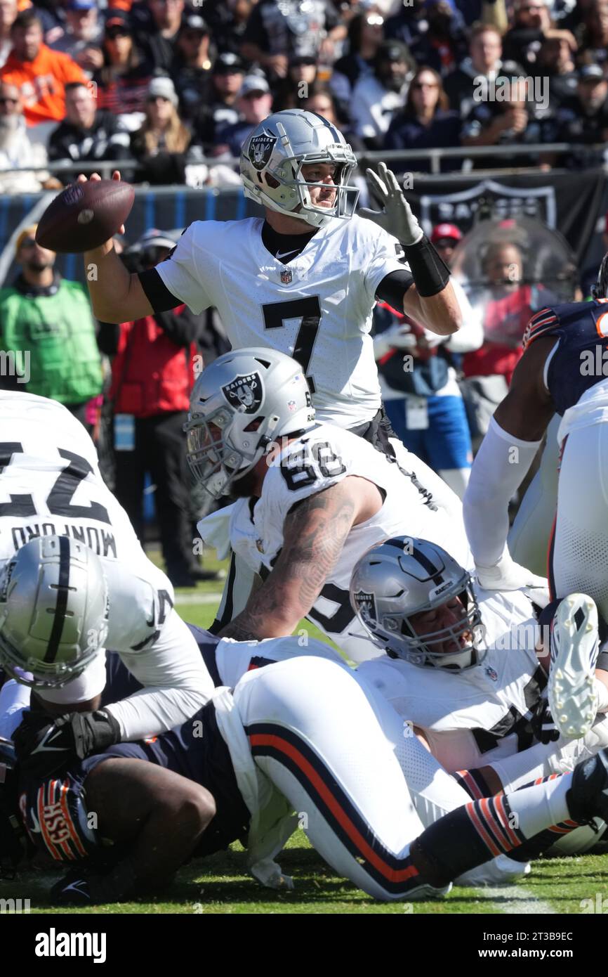 Der Quarterback der Las Vegas Raiders Brian Hoyer (7) übergibt den Ball in der Tasche während des regulären Saisonspiels der NFL zwischen den Las Vegas Raiders und den Chicago Bears im Soldier Field in Chicago, IL am 22. Oktober 2023. Die Bears besiegten 30 die Raiders. (Max Siker / Bild von Sport) Stockfoto