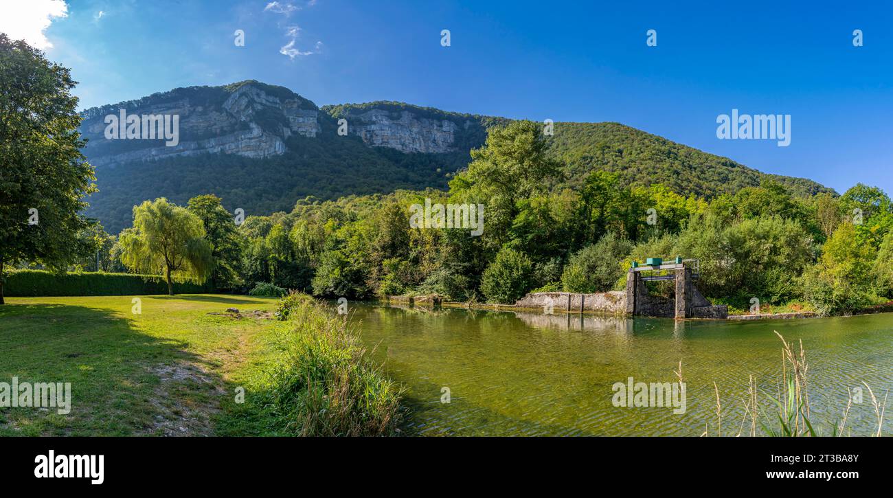 Grand Colombier Pass. Blick auf Haut Bugeythe, den Fluss Albarine, die Straße und den Bergrücken Stockfoto