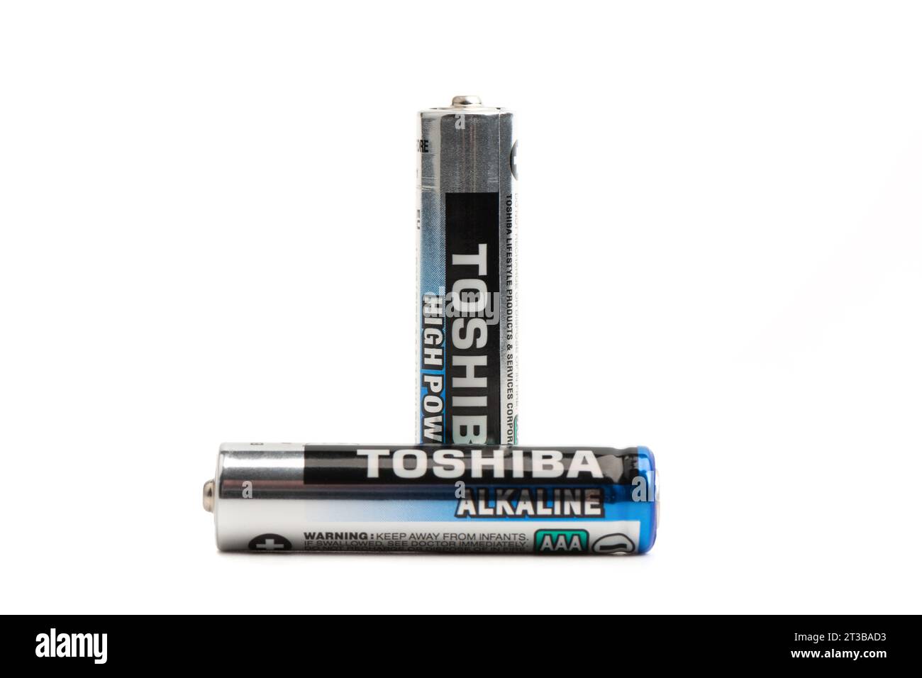 Moskau, Russland - 24. Oktober 2023: Alkali-Batterien der Toshiba Corporation auf weißem Hintergrund. Hauptsitz: Minato, Tokio, Japan. Kopieren Stockfoto