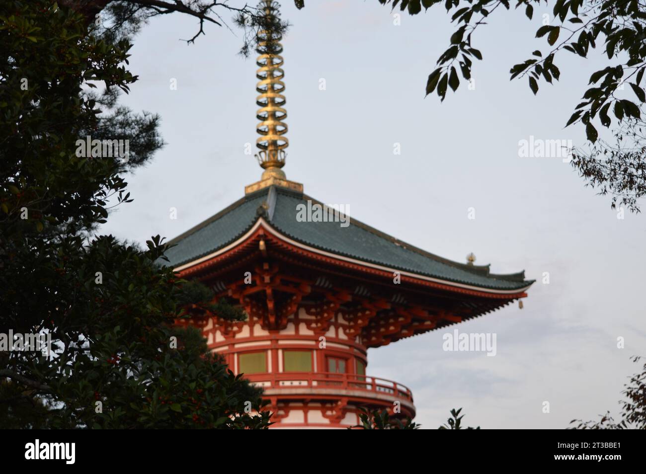 Tempelansicht Tempel in der Zeit Tempel in der Abenddämmerung religiöse Ruhe Tempel der Geschichte ikonische Schreine Orte des Friedens Tempel der Gnade Göttliche Meisterwerke Stockfoto