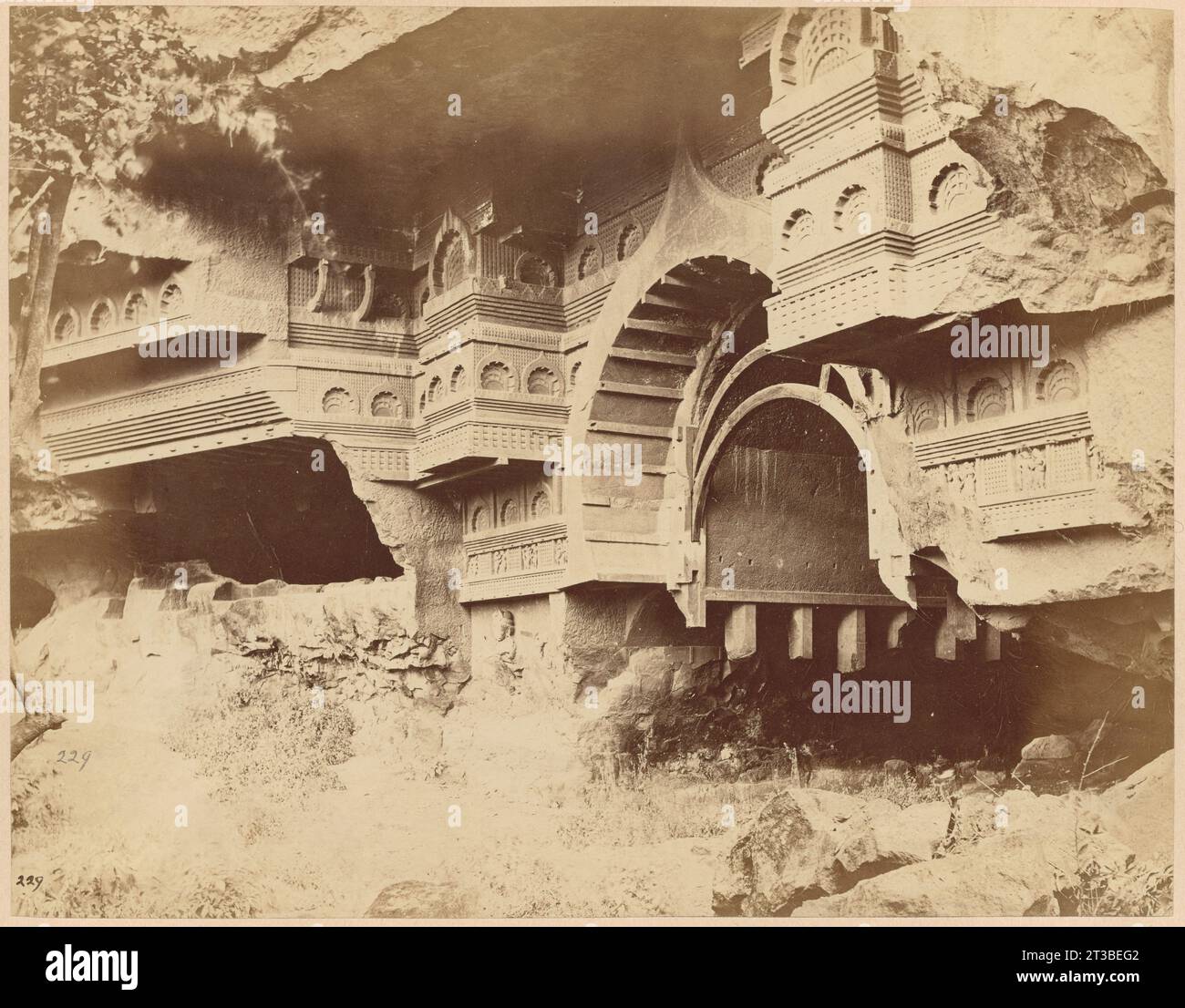 Kondani Chaitya (aus doppeltem negativ) [Blick von der rechten Seite der Fassade der buddhistischen Chaitya Halle, Kondane Höhle, Thane District] Stockfoto