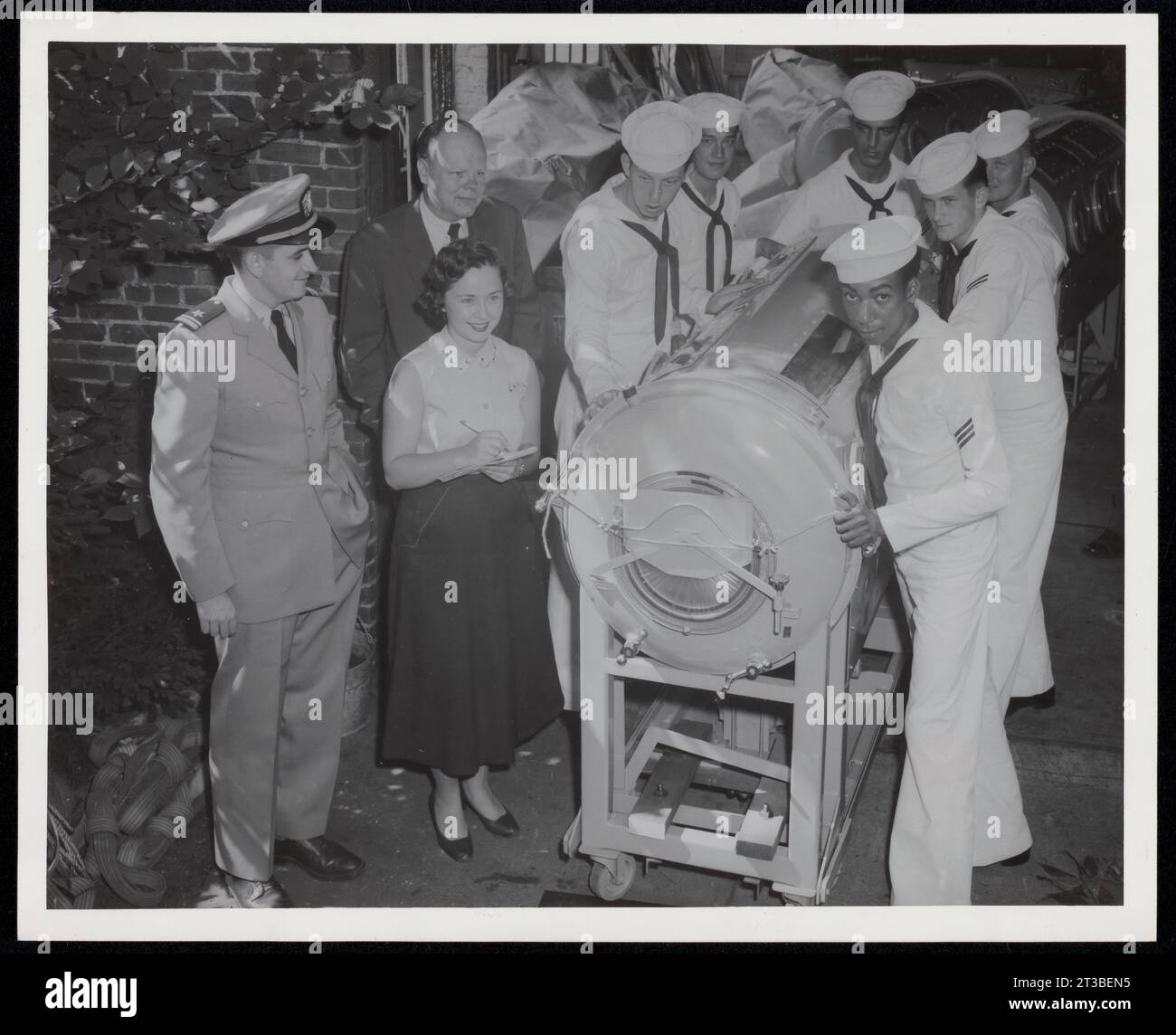 Erste von 10 Iron Lungen, die gestern von der Navy an die National Foundation für infantile Lähmungen für den Einsatz in Polio Notfall veröffentlicht wurden, verlässt Iron Lung Company of America, Roxbury. Von links: Lt. Daniel D. Gallagher, First Naval District, Joan Kerrigan, Unternehmenssekretär, und James M. Connolly, Vorsitzender des Suffolk County Chapter, NFIP. Stockfoto