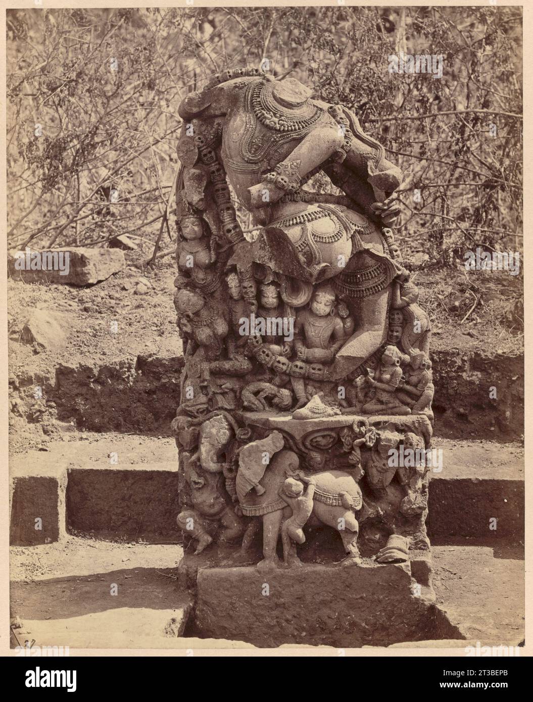 Skulptur der kopflosen Figur mit kleineren Figuren und Ketten von Köpfen, Indien Stockfoto