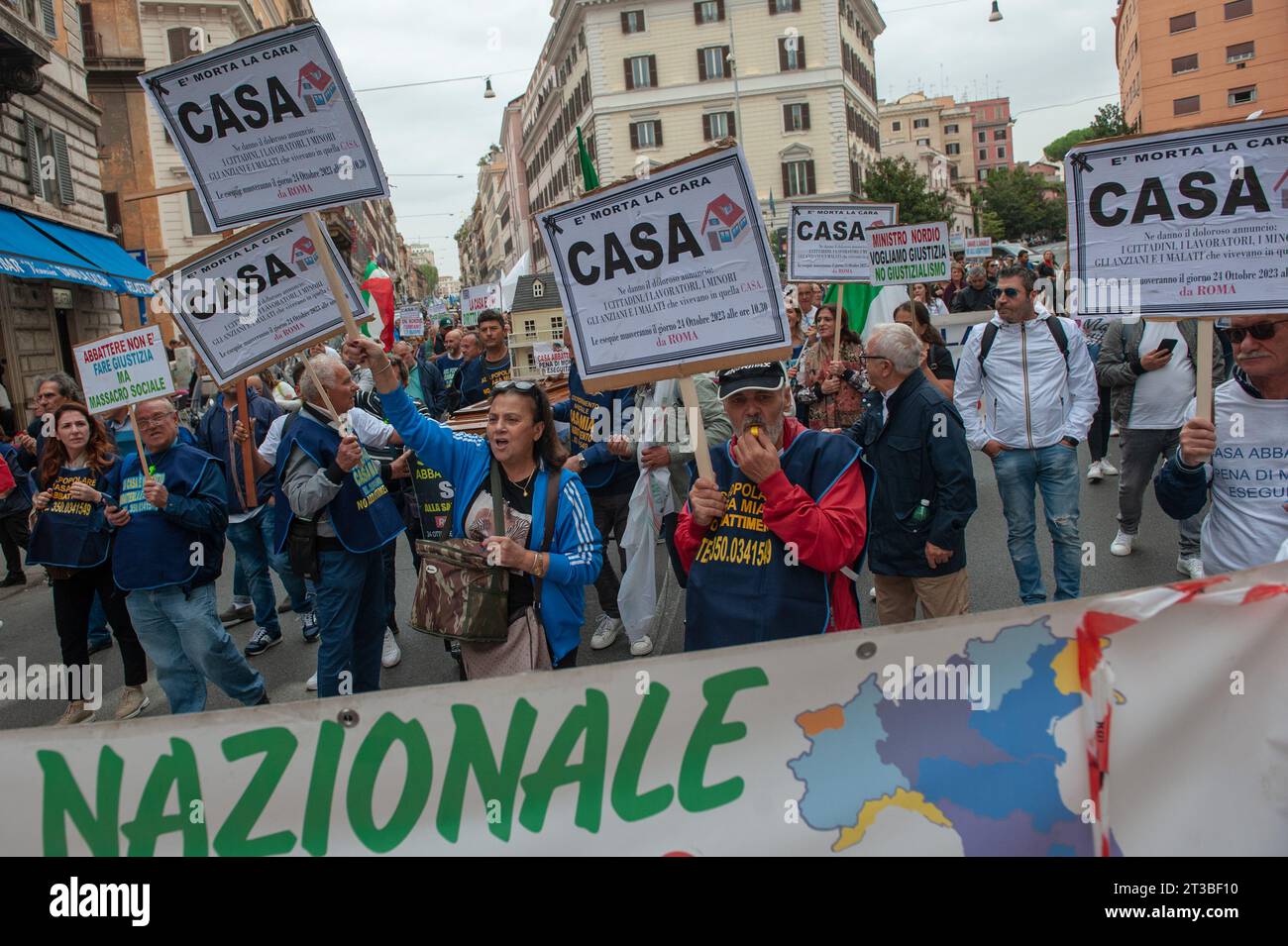 24. Oktober 2023: Rom, Italien: Demonstration gegen den Abriss von notwendigsten Häusern und das Recht auf Wohnung, organisiert von Bürgerkomitees in der Region Neapel, die eine Amnestie und die Wiedereröffnung der Amnestie von 2003 fordern (ein Recht, das Kampanien verweigert wird). © Andrea Sabbadini Stockfoto