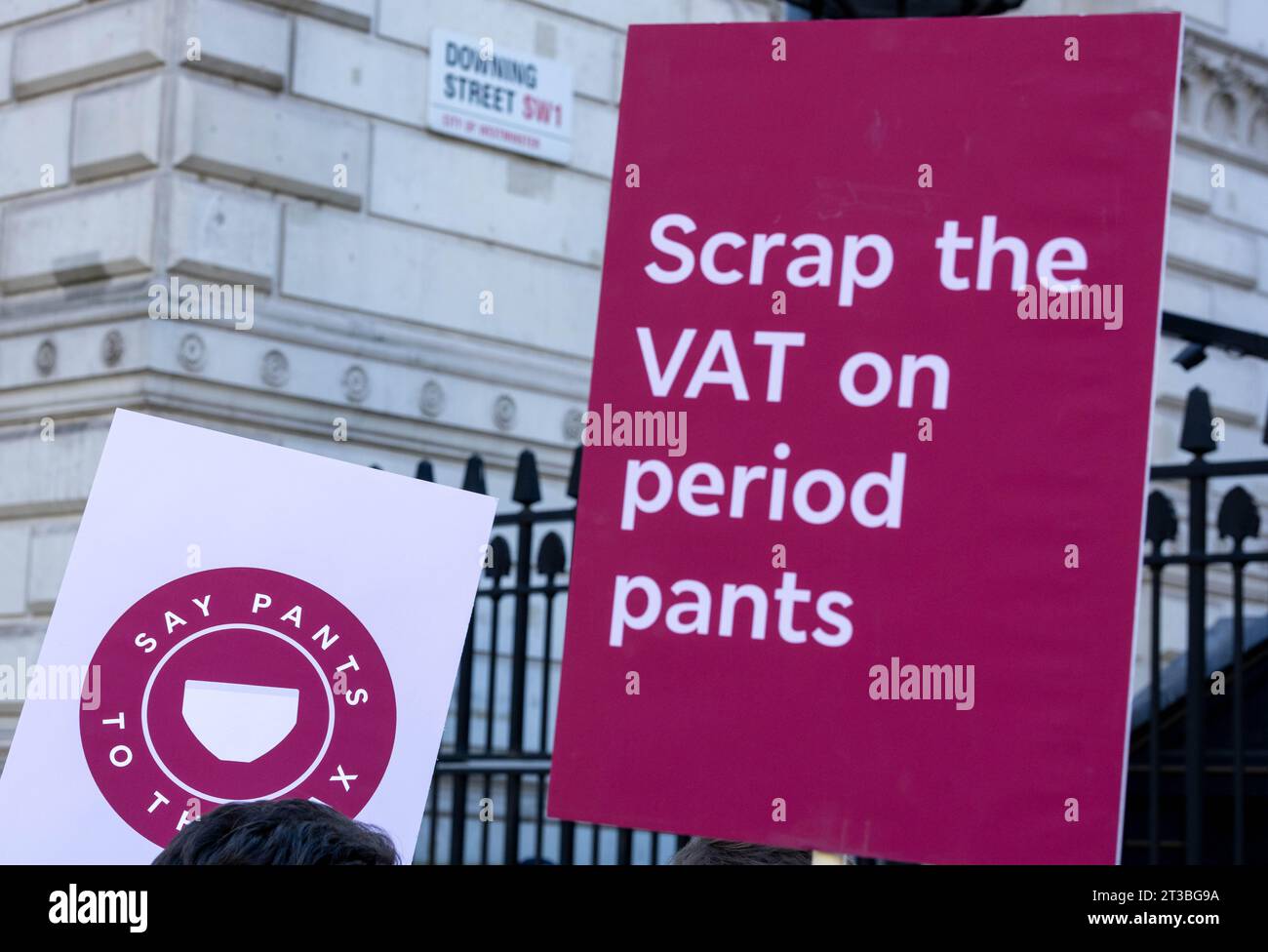 London, Großbritannien. Oktober 2023. Ein Protest gegen die Mehrwertsteuer auf die Periode Pants fand vor der Downing Street London statt. Quelle: Ian Davidson/Alamy Live News Stockfoto