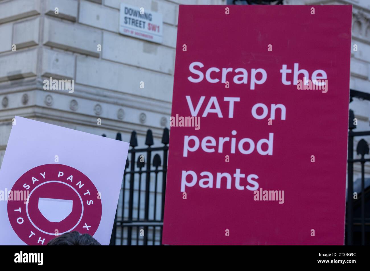 London, Großbritannien. Oktober 2023. Ein Protest gegen die Mehrwertsteuer auf die Periode Pants fand vor der Downing Street London statt. Quelle: Ian Davidson/Alamy Live News Stockfoto