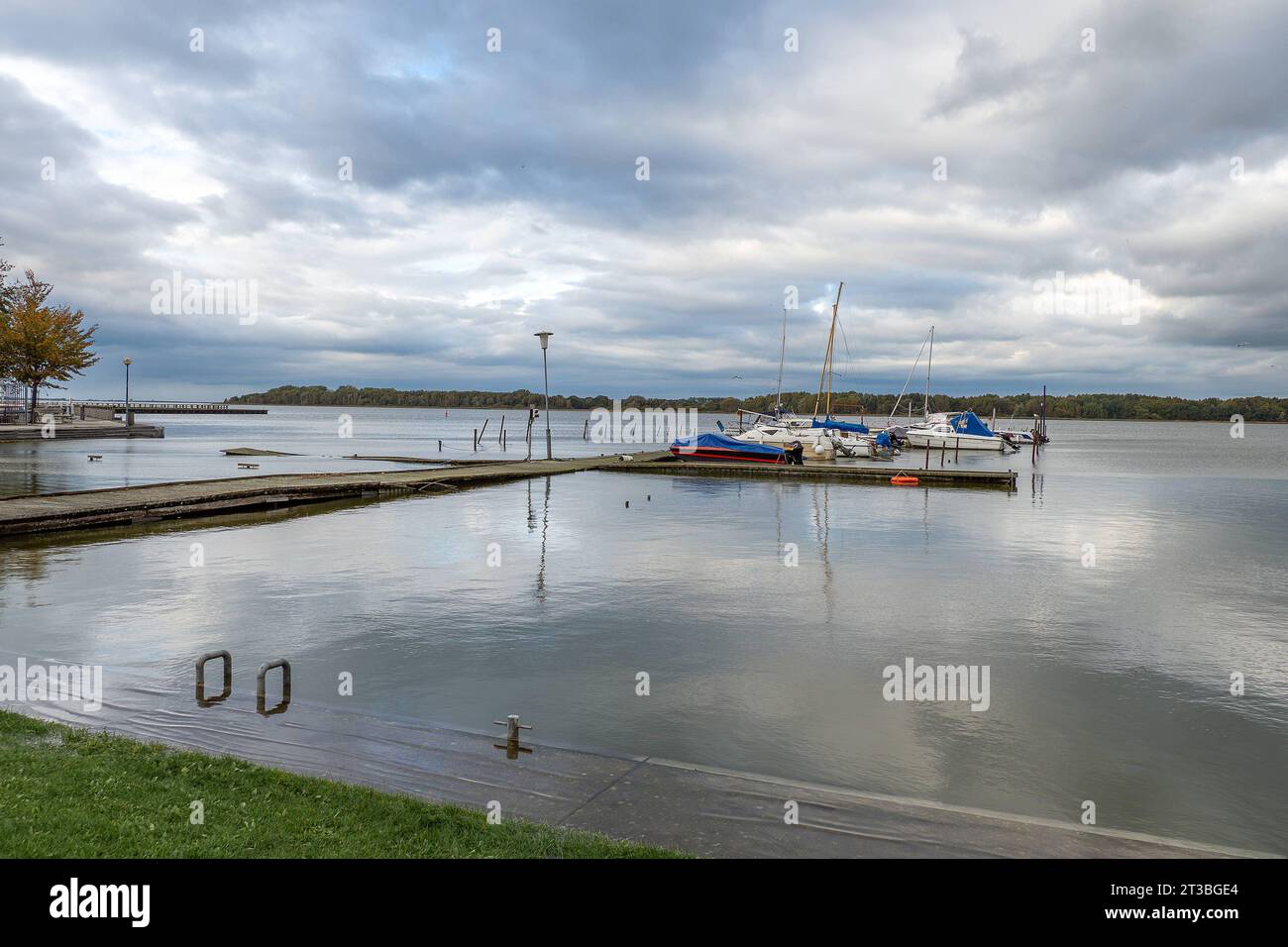 Ribnitz-Damgarten: Yachten und Boote rechtzeitig vor dem Hochwasser gesichert - 22.10.2023: Während an der Ostseeküste das Hochwasser seit dem Samstagmorgen abflachte, lief das Wasser wegen der engen Zugänge zum Meer aus der Bodden Region Fischland-Darß nur langsam ab. Am Samstag lag der Pegelstand bei Ribnitz-Damgarten noch 72 Zentimeter über dem Normalwert. Foto die meisten Eigner in Ribnitz sicherten ihre Yachten und Boote rechtzeitig. Ein in Wieck gebrochener Deich konnte wieder geschlossen werden. 22.10.2022 Ribnitz-Damgarten Am See Mecklenburg-Vorpommern Deutschland *** Ribnitz Damgarten Stockfoto