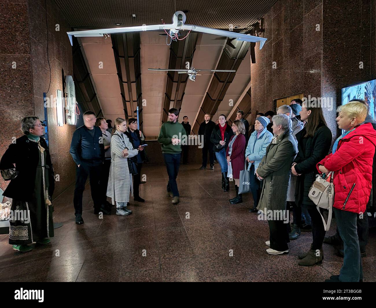 KIEW, UKRAINE - 20. OKTOBER 2023 - die Teilnehmer werden während der Eröffnung der Ausstellung Threat from the Sky, die russische Drohnen auf dem zeigt, im Bild dargestellt Stockfoto