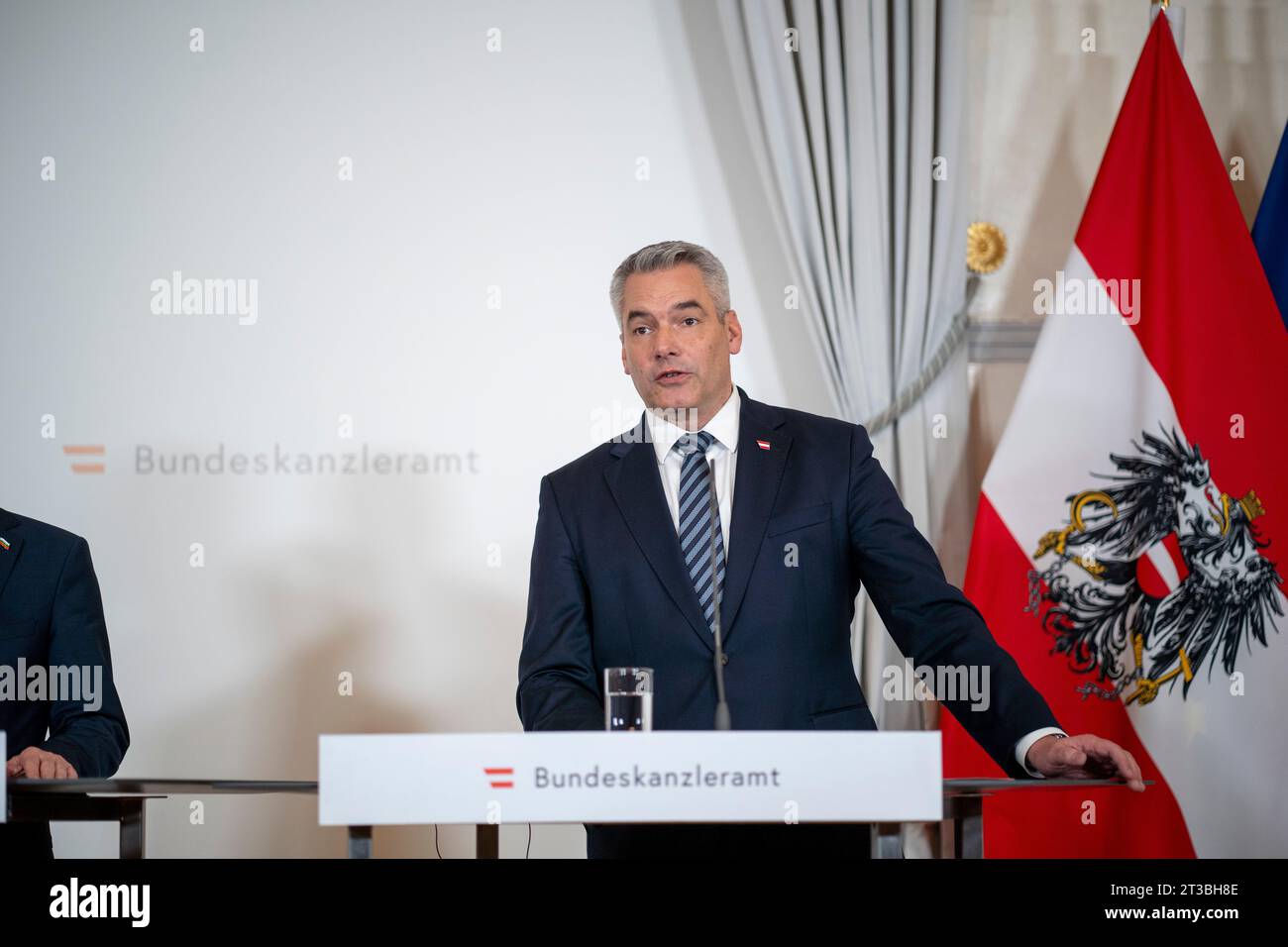 Wien, Österreich. Oktober 2023. Wien, Österreich. 24. Oktober 2023. Offizieller Besuch des bulgarischen Premierministers Nikolaj Denkow bei Bundeskanzler Karl Nehammer (im Bild). Presseerklärungen mit den Regierungschefs im Bundeskanzleramt. *** Wien, Österreich 24. Oktober 2023 Offizieller Besuch des bulgarischen Ministerpräsidenten Nikolaj Denkow bei Bundeskanzler Karl Nehammer im Bild Pressemitteilungen mit den Regierungschefs im Bundeskanzleramt Kredit: Andreas Stroh/Alamy Live News Stockfoto