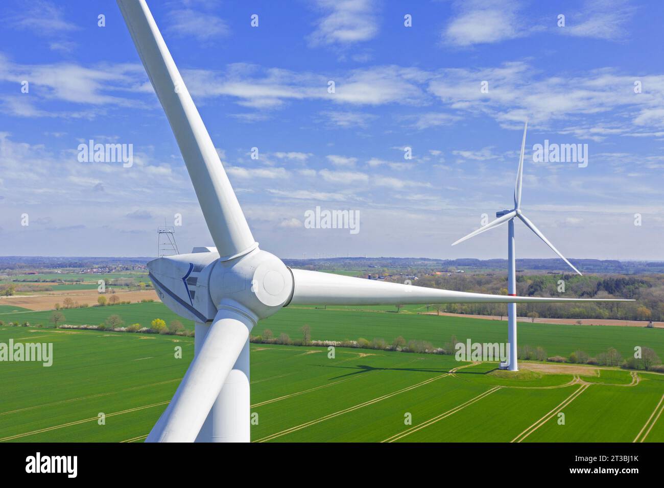 Luftaufnahme über Windräder im Windpark/Windpark in Nordfriesland, Schleswig-Holstein, Deutschland Stockfoto