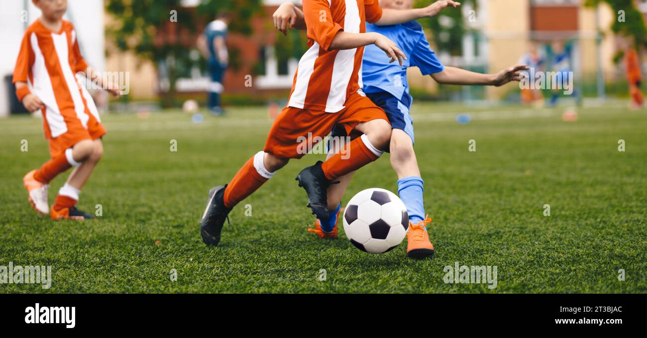 Fußball-Jungen, die im Ligaspiele klassischen Ball spielen. Kinder treten im Team Sports GameJugend-Spieler im Fußballduell während des Schulturnierspiels an. Kind Stockfoto