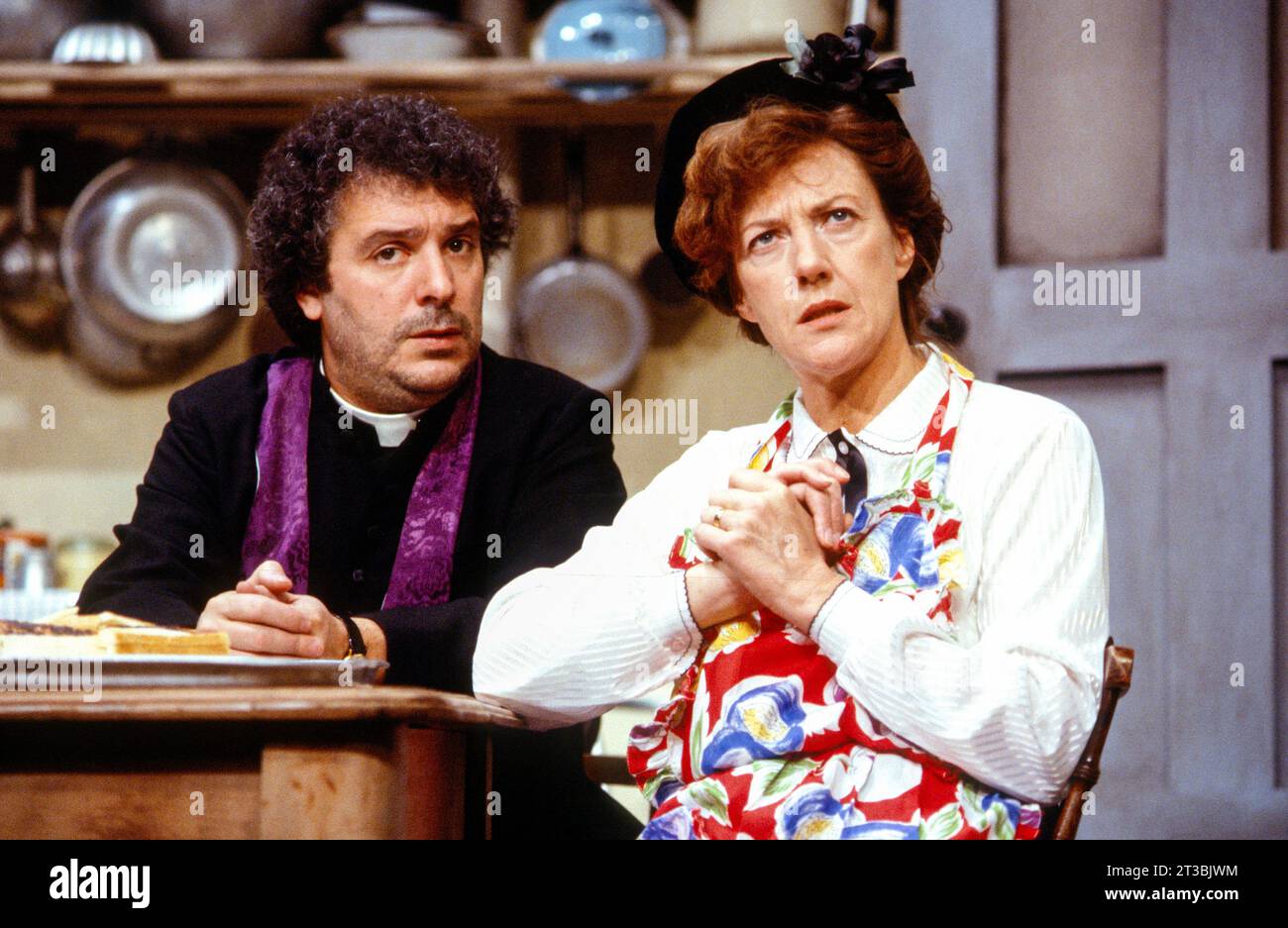 Michael Angelis (Father Doyle), Eileen Atkins (Eileen O’Shaugnessy) in TUESDAY’s CHILD von Terry Johnson & Kate Lock im Theatre Royal Stratford East, London E15 1986 Design: Jenny Tiramani Beleuchtung: Rick Fisher Regisseur: Mike Bradwell Stockfoto