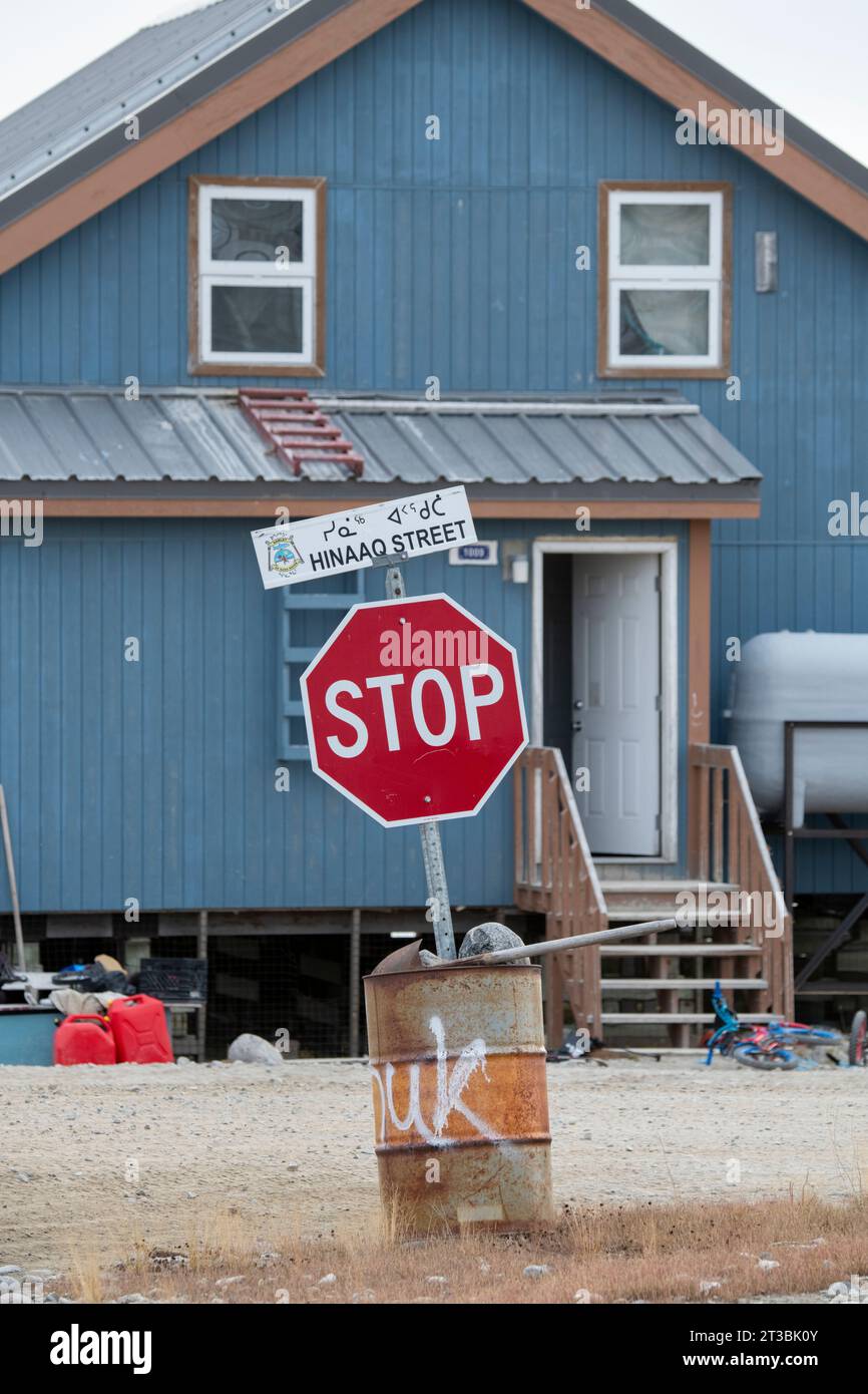 Kanada, Nunavut, King William Island, Gjoa Haven. Gemeinschaftsstopp-Schild mit traditionellem Lavuage. Stockfoto