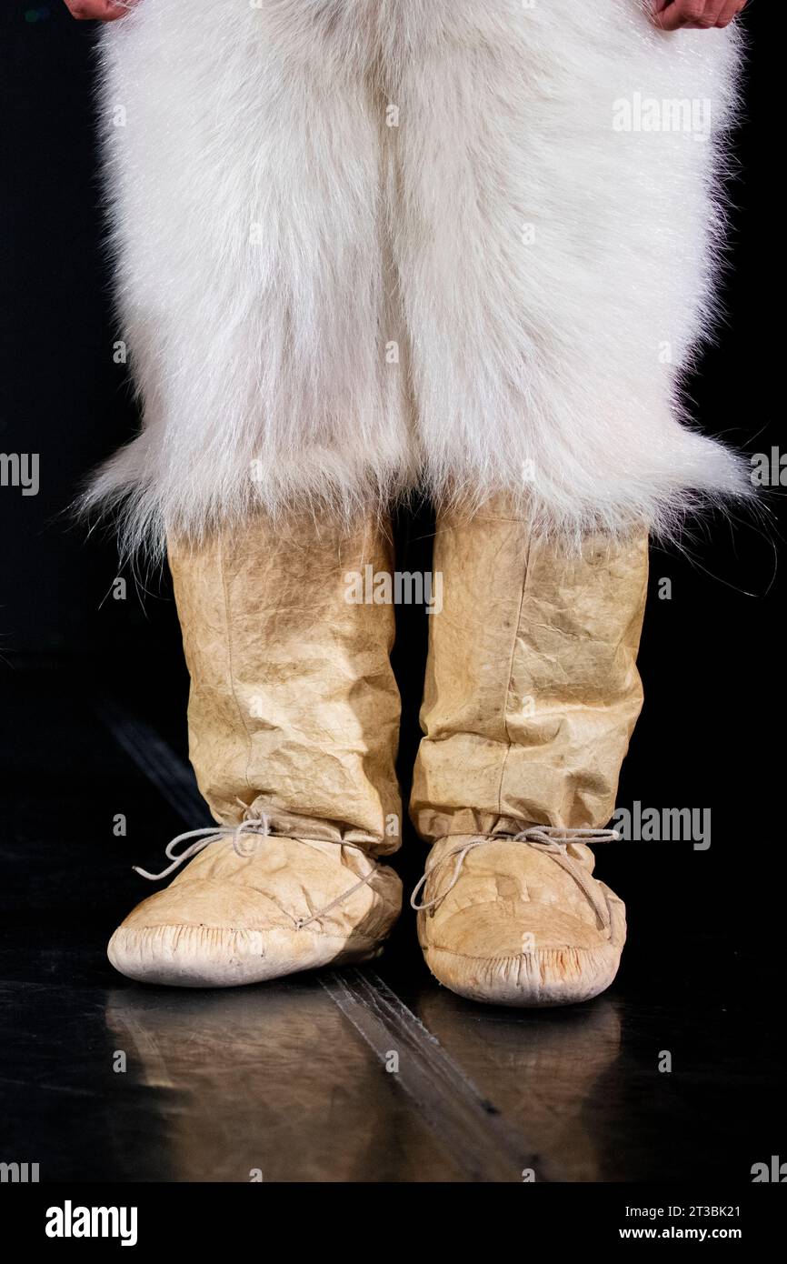 Grönland. Traditionelle männliche Hosen aus Eisbärenfell. Stockfoto