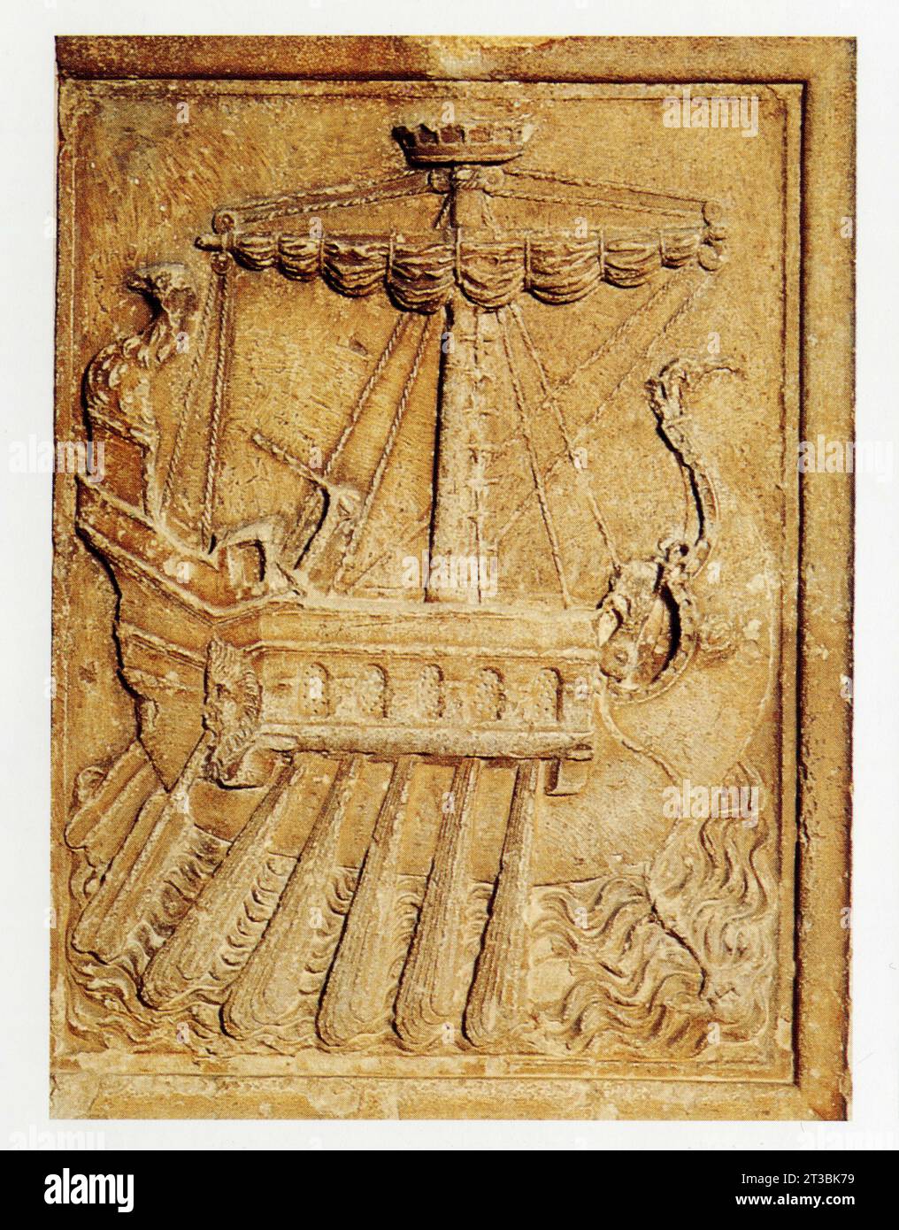Navire à cinq rangées de rames ou quinquérème. Bas-Relief en pierre. Stockfoto