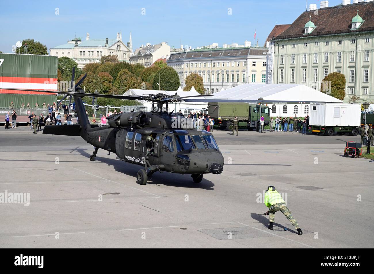 Wien, Österreich. Oktober 2023. Ausstellung der Bundeswehr. Black Hawk S-70 landet Stockfoto