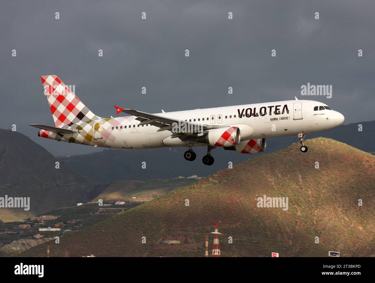 Ein Airbus A320 von Volotea nähert sich dem Flughafen Teneriffa Süd Stockfoto