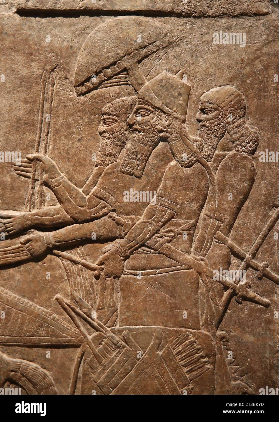 Mauerrelief des Nimrud-Palastes (Irak). Neo-Assyrisches Reich. 875-860 V. CHR. Alabaster. Der Monarch Ashurnasirpal II. Als Kriegsheld in einem Wagen begleitet von s Stockfoto