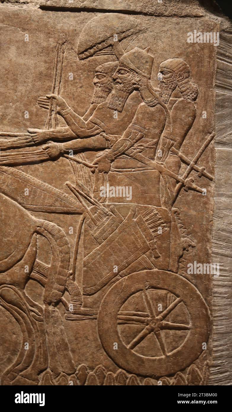 Mauerrelief des Nimrud-Palastes (Irak). Neo-Assyrisches Reich. 875-860 V. CHR. Alabaster. Der Monarch Ashurnasirpal II. Als Kriegsheld in einem Wagen begleitet von s Stockfoto