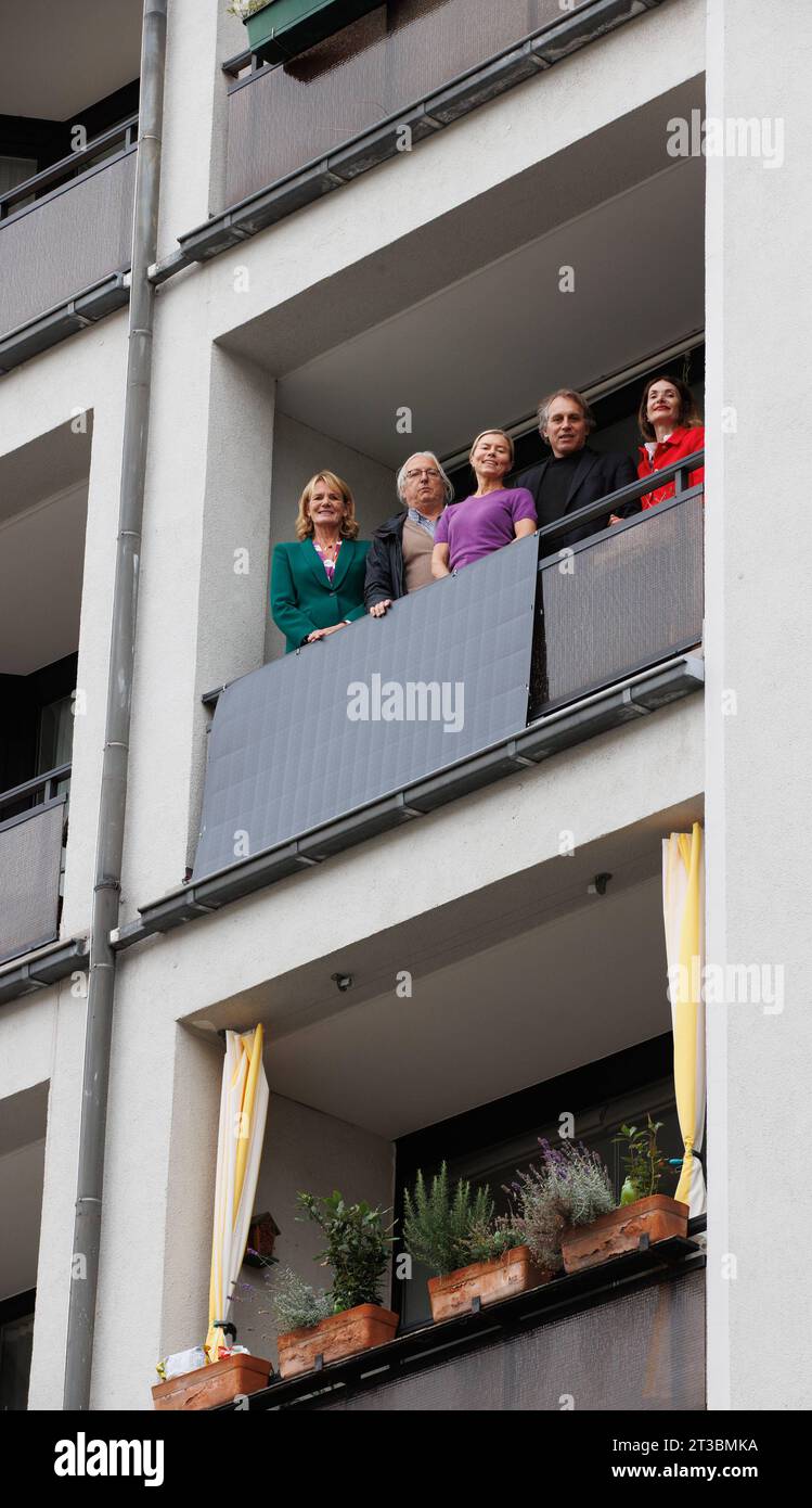 24.10.2023. Düsseldorf. Die Landeshauptstadt Düsseldorf hat in Kooperation mit der Bürgerstiftung und mit Förderung der Deutschen Postleitzahl Lotterie sowie der Unterstützung der Caritas Düsseldorf die erste Balkonsolaranlage in einem Haushalt mit geringen Einkommen in Betrieb genommen. Hier v. li.: Sabine Tüllmann, Vorstandsvorsitzende der Bürgerstiftung Düsseldorf, Roland Pareik, Leiter des Caritas-EnergieSparService, Mieterin Frau Schöning, der Dezernent für Mobilität und Umwelt, Jochen Kral und Friederike Behrends, Vorsitzende der Geschäftsführung der Deutschen Postleitzahl Lotterie stellen die e Stockfoto