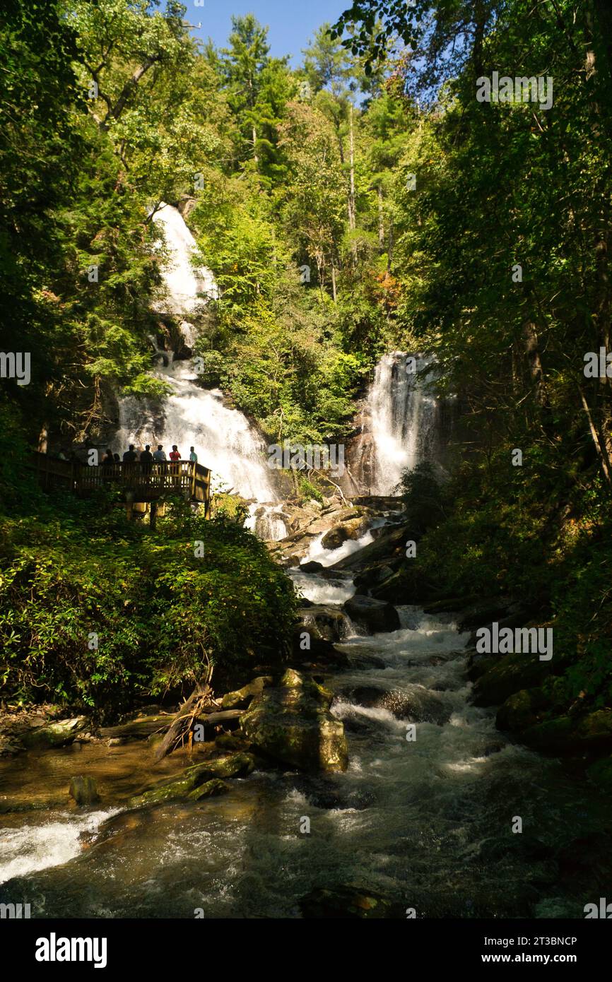 Ein Panoramablick auf das Wasser, das von den Anna Ruby Wasserfällen im Unicoi Nationalpark in der Nähe von Helen in Georgia, USA sprudelt Stockfoto