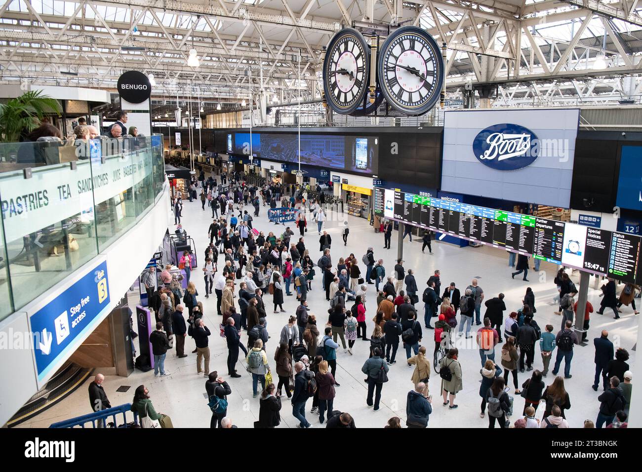 Waterloo, London, Großbritannien. Oktober 2023. Es war ein hektischer Nachmittag und Abend auf der Waterloo Station in London. Die South Western Railway berichtete von einer größeren Störung, da die Züge heute Nachmittag und Abend von Waterloo aus verspätet oder gestrichen wurden, nachdem ein Vorfall zwischen Surbiton und Clapham Junction, der angeblich tödlich war, aufgetreten war. Züge nach Kingston/Shepperton, Chessington/Epsom, Surbinton/Cobham, Hounslow Loop, Reading/Windsor Lines, betroffen waren die South Western Mailine, West of England, South Hampshire, Ascot/Guildford und Surban Lines. Quelle: Maureen McLean/Alamy Live News Stockfoto