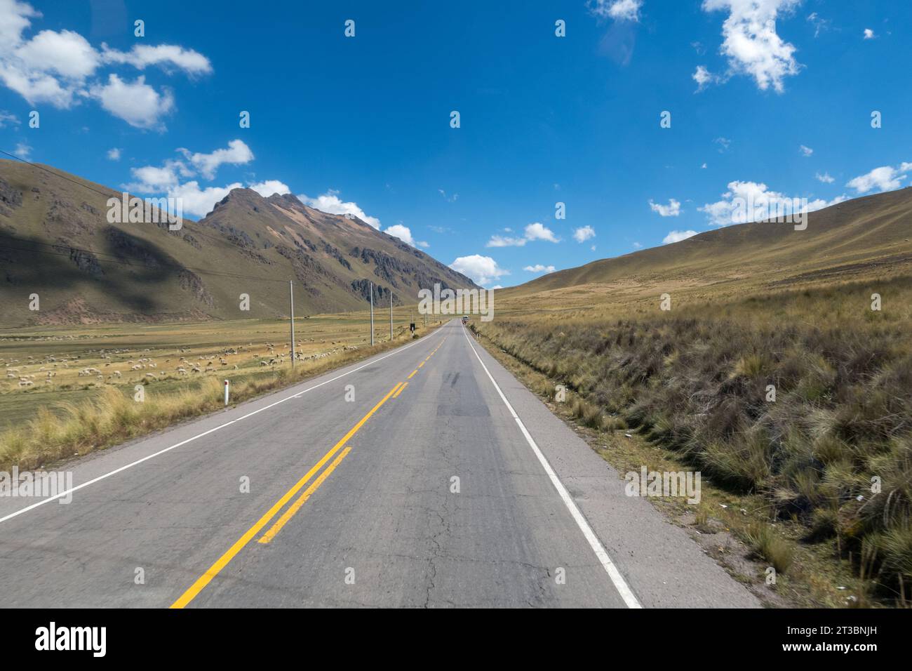 Andenstraße, Peru. Diese Straße beschwört eine ferne Reise in unendliche Horizonte. Stockfoto
