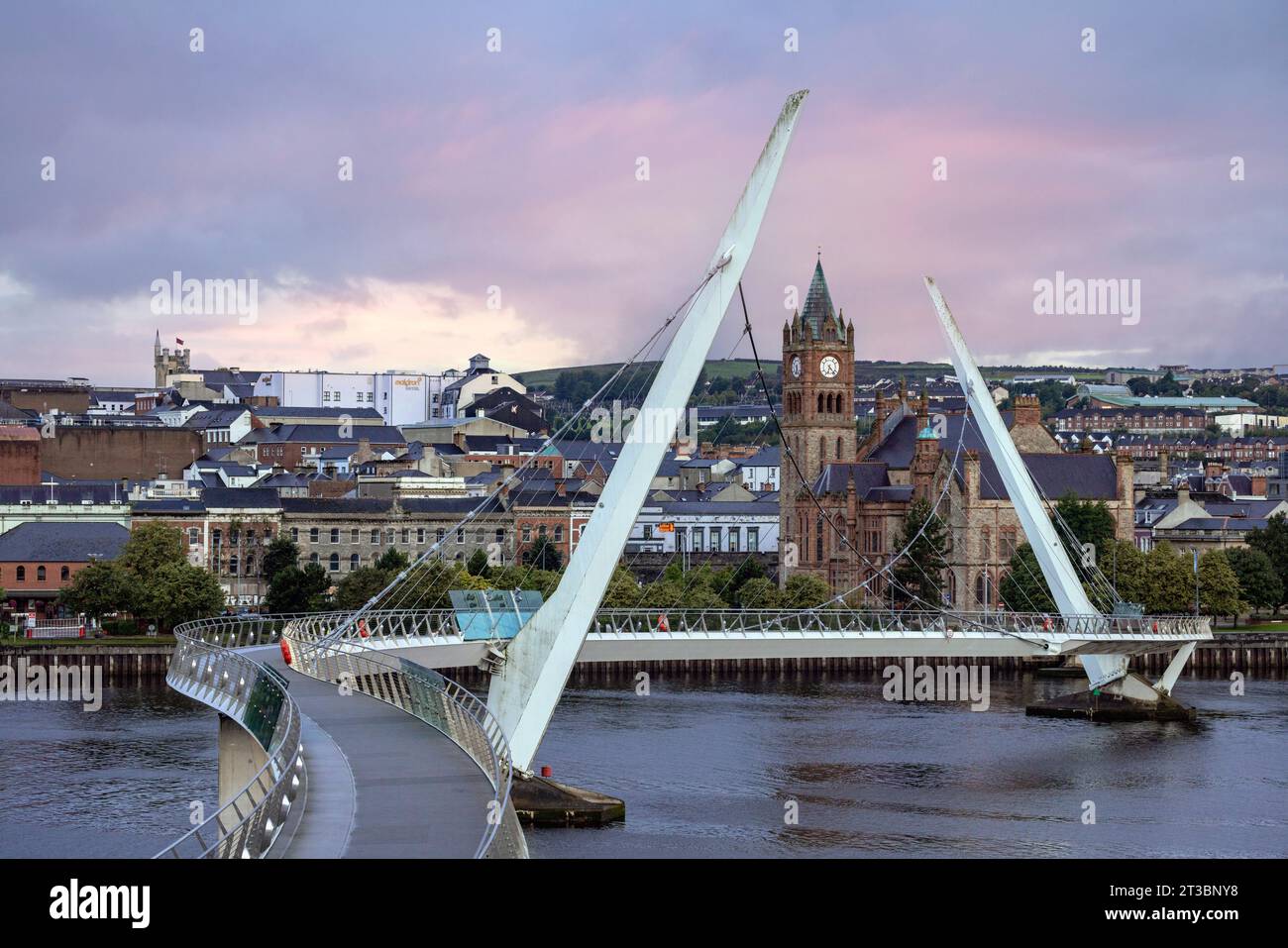 Die Friedensbrücke in Derry, Nordirland, ist ein Symbol für Hoffnung und Versöhnung und verbindet zwei Gemeinschaften, die einst durch Konflikte geteilt wurden. Stockfoto