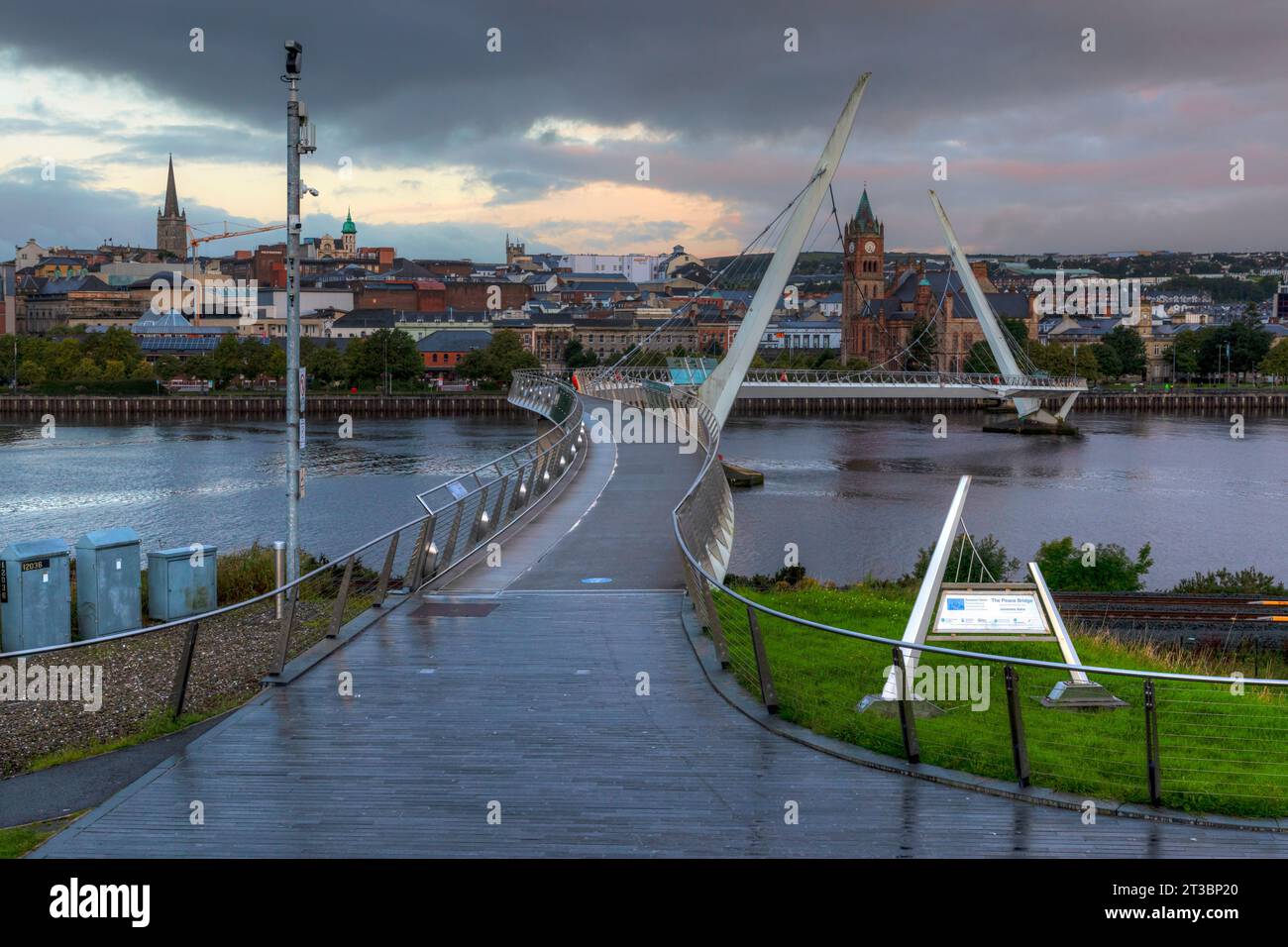 Die Friedensbrücke in Derry, Nordirland, ist ein Symbol für Hoffnung und Versöhnung und verbindet zwei Gemeinschaften, die einst durch Konflikte geteilt wurden. Stockfoto
