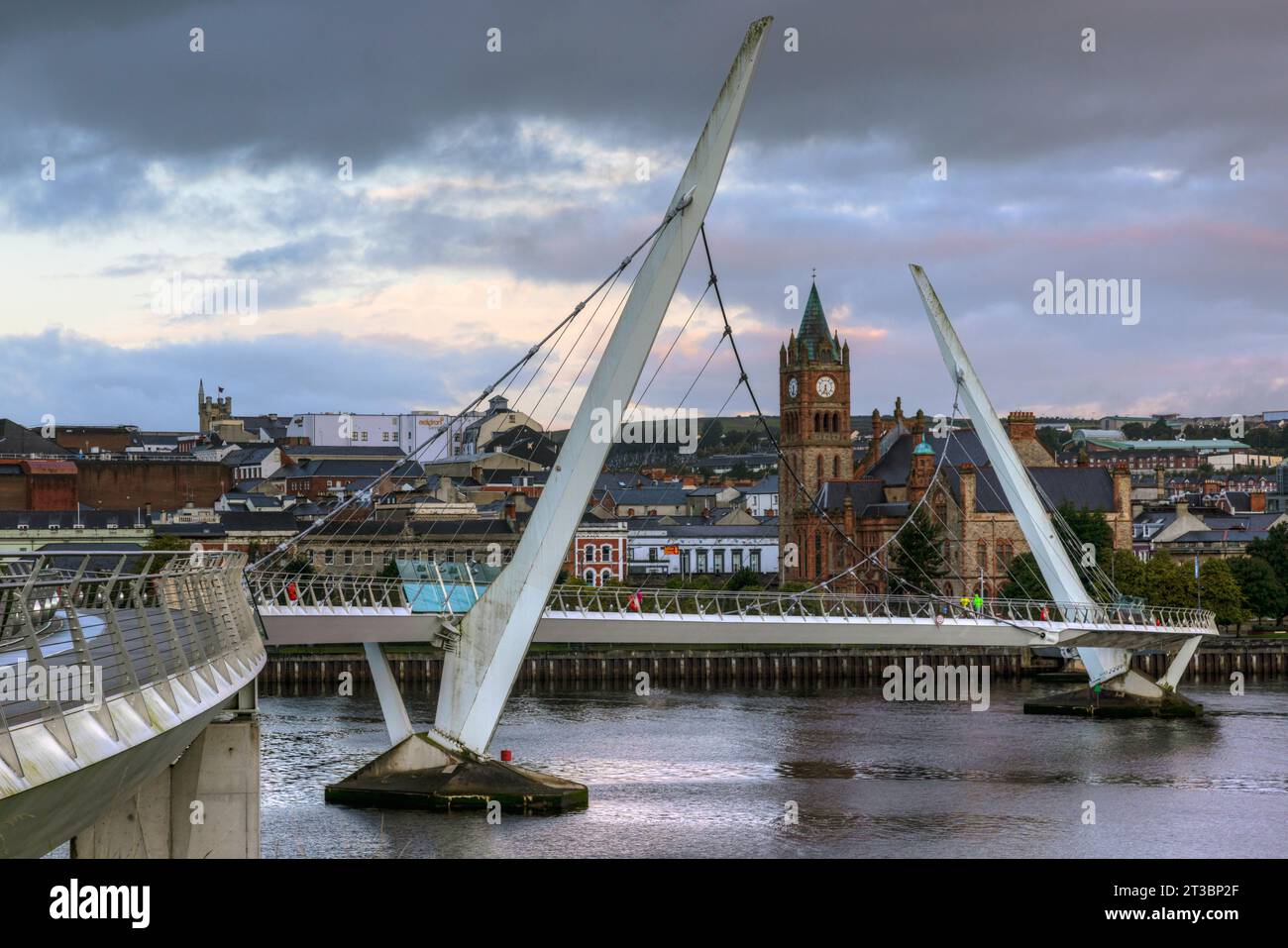 Die Friedensbrücke in Derry, Nordirland, ist ein Symbol für Hoffnung und Versöhnung und verbindet zwei Gemeinschaften, die einst durch Konflikte geteilt wurden. Stockfoto