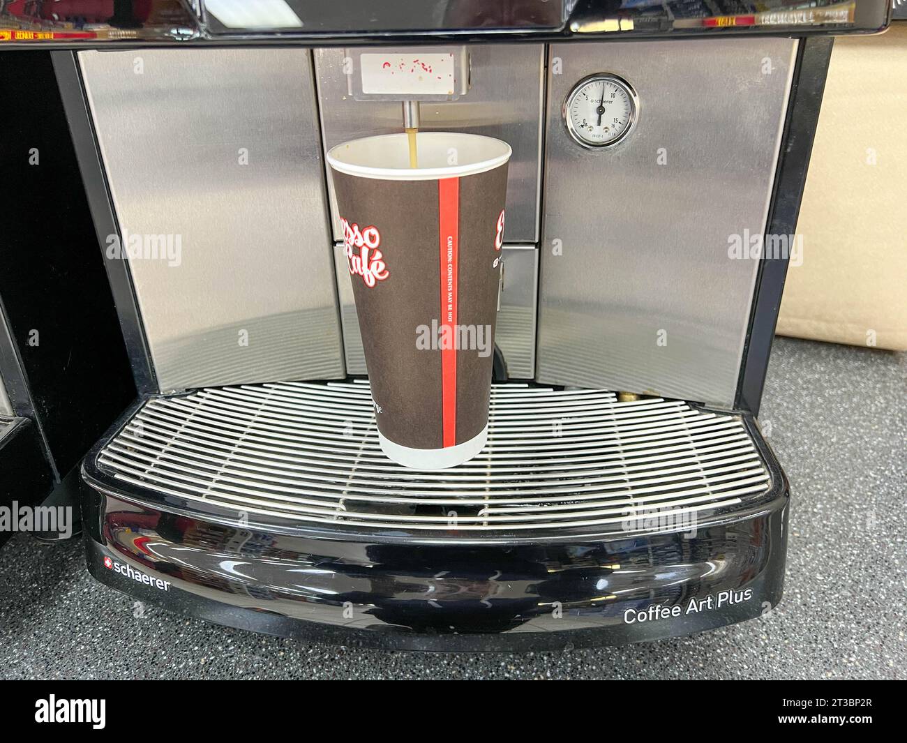 Watford City, ND USA - 20. Mai 2023: Eine Espresso-Kaffeemaschine gießt eine Tasse Kaffee in eine Papiertasse in einem 24-Stunden-Geschäft in Watford City, ND. Stockfoto