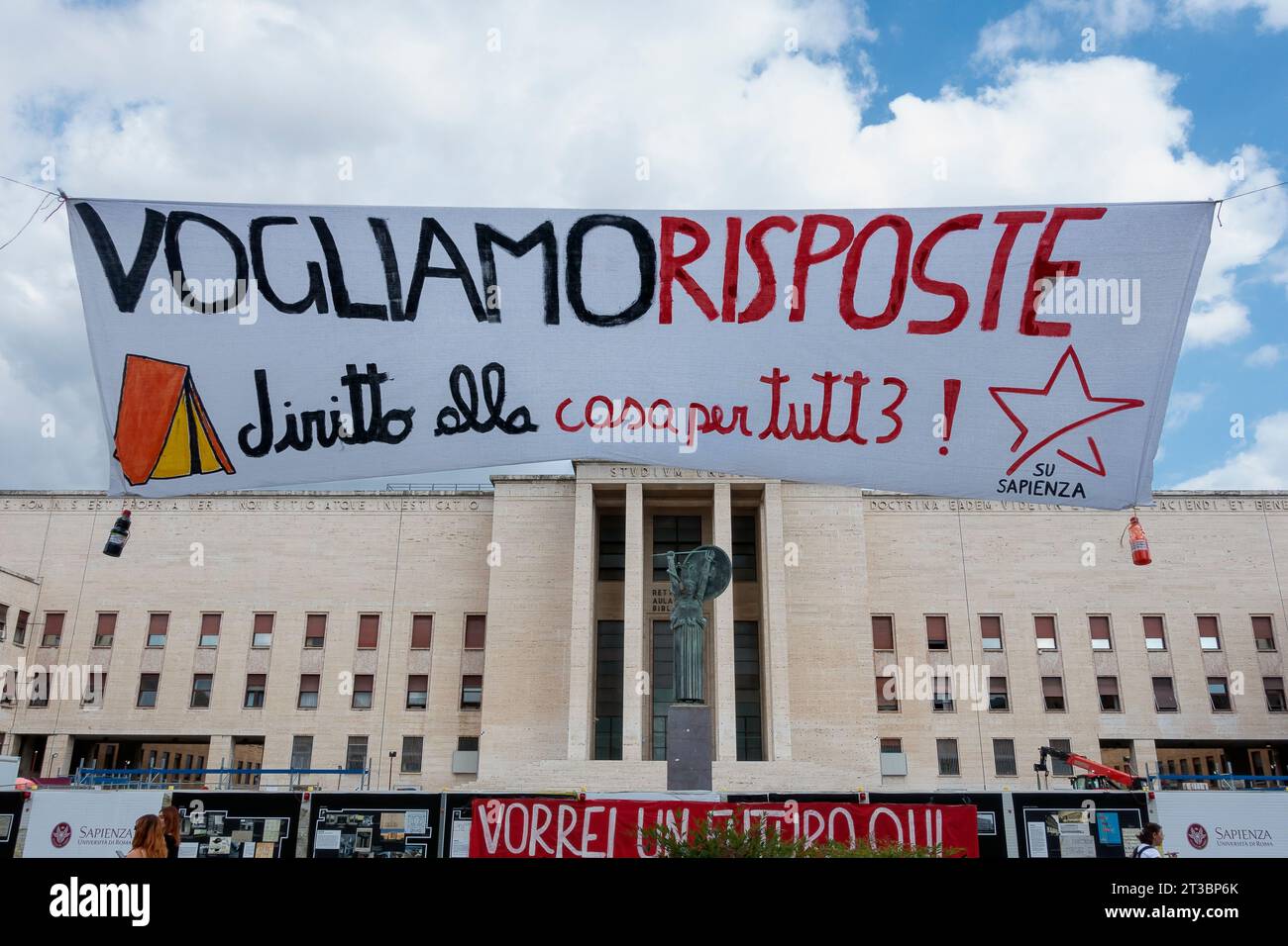 Banner mit der Aufschrift „VOGLIAMO RISPOSTE, diritto alla casa per tutti - WIR WOLLEN ANTWORTEN, Recht auf Wohnung für alle“ vor dem Rektorat der Universität La Sapienza während der Besetzung von Studenten, die gegen den hohen Anstieg der Kosten der Zimmervermietung protestierten. Rom, Italien, Europa, Europäische Union, EU Stockfoto