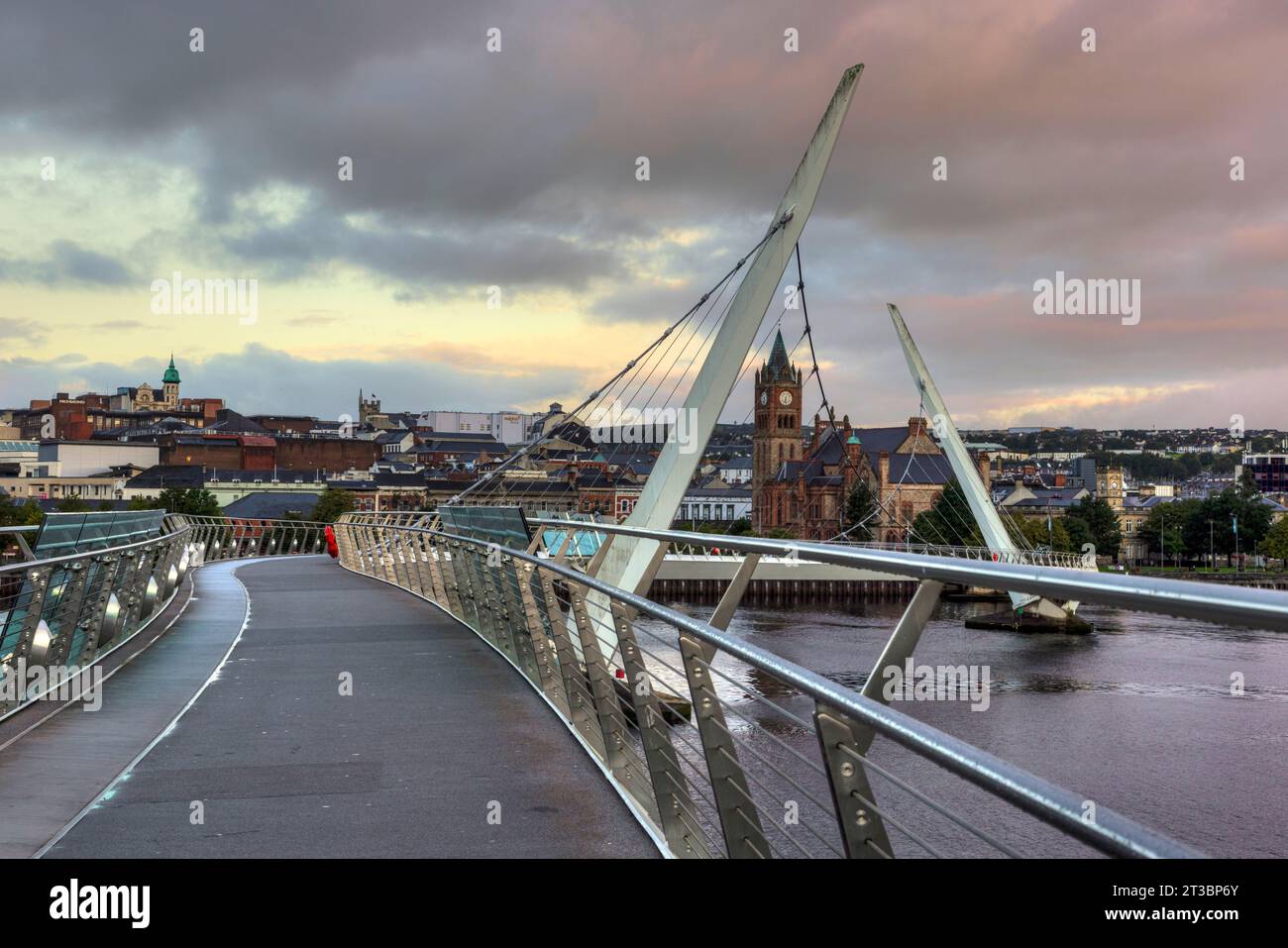 Die Friedensbrücke in Derry, Nordirland, ist ein Symbol für Hoffnung und Versöhnung und verbindet zwei Gemeinschaften, die einst durch Konflikte geteilt wurden. Stockfoto