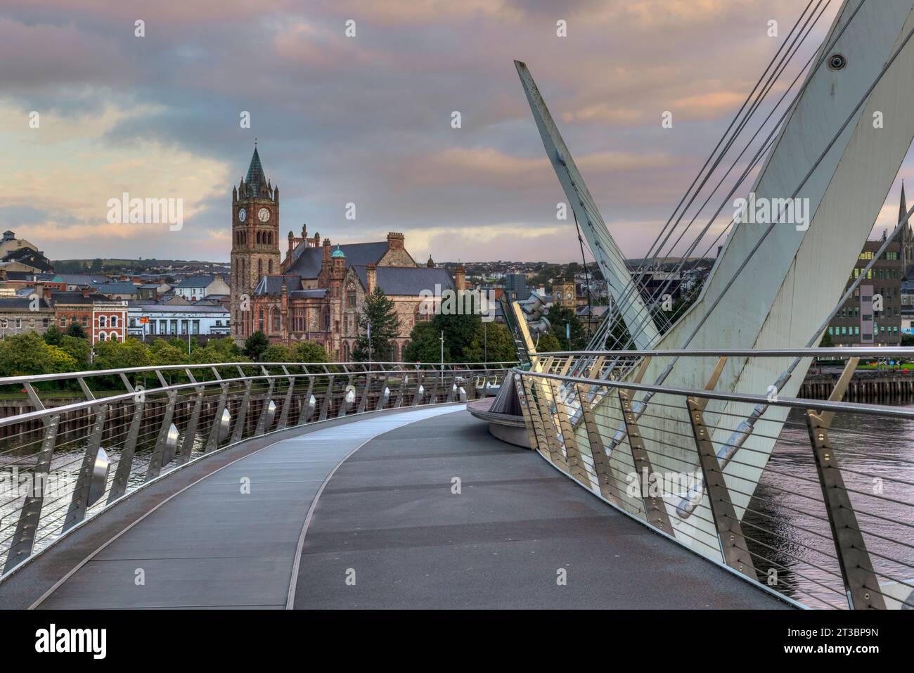 Die Friedensbrücke in Derry, Nordirland, ist ein Symbol für Hoffnung und Versöhnung und verbindet zwei Gemeinschaften, die einst durch Konflikte geteilt wurden. Stockfoto