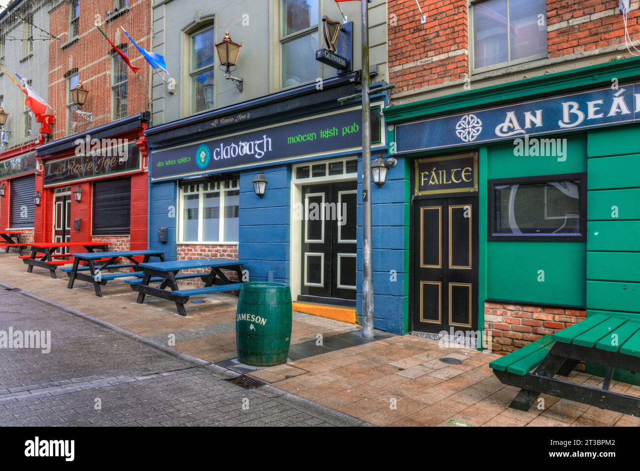 Irische Pubs in der Altstadt von Derry, Nordirland. Stockfoto