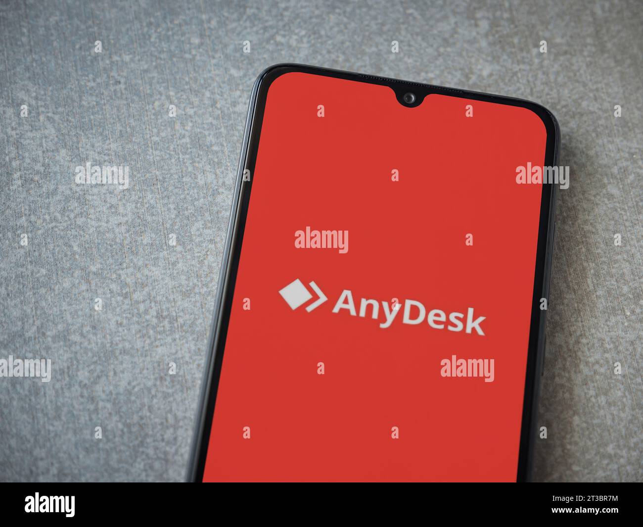 LOD, Israel - 16. Juli 2023: Startbildschirm der AnyDesk App auf Smartphone auf Keramikstein Hintergrund. Draufsicht flach mit Kopierraum. Stockfoto