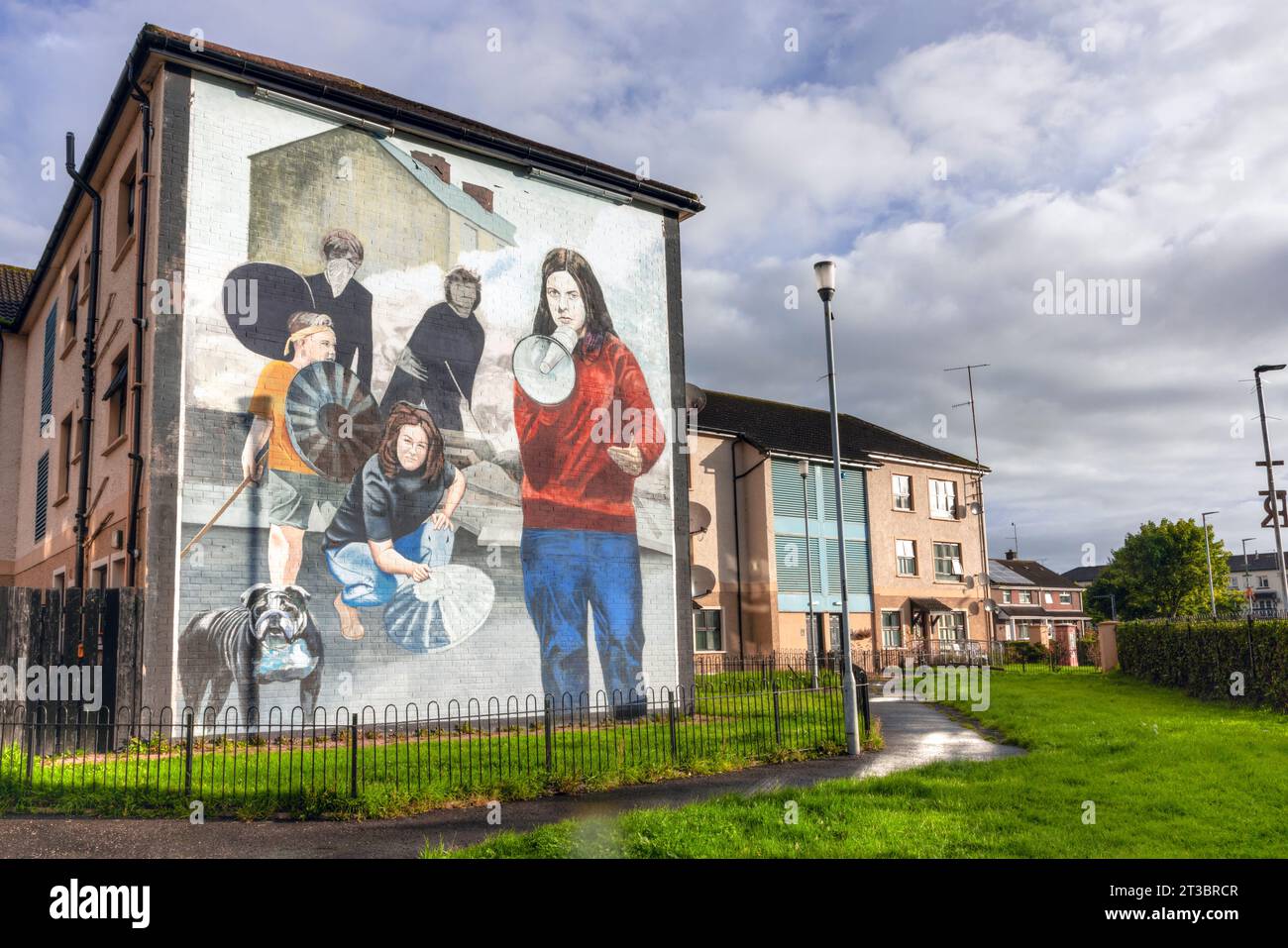 Die Wandmalereien von Derry, Nordirland, sind eine einzigartige und mächtige Form öffentlicher Kunst, die die Geschichte der schwierigen Vergangenheit der Stadt erzählt. Stockfoto