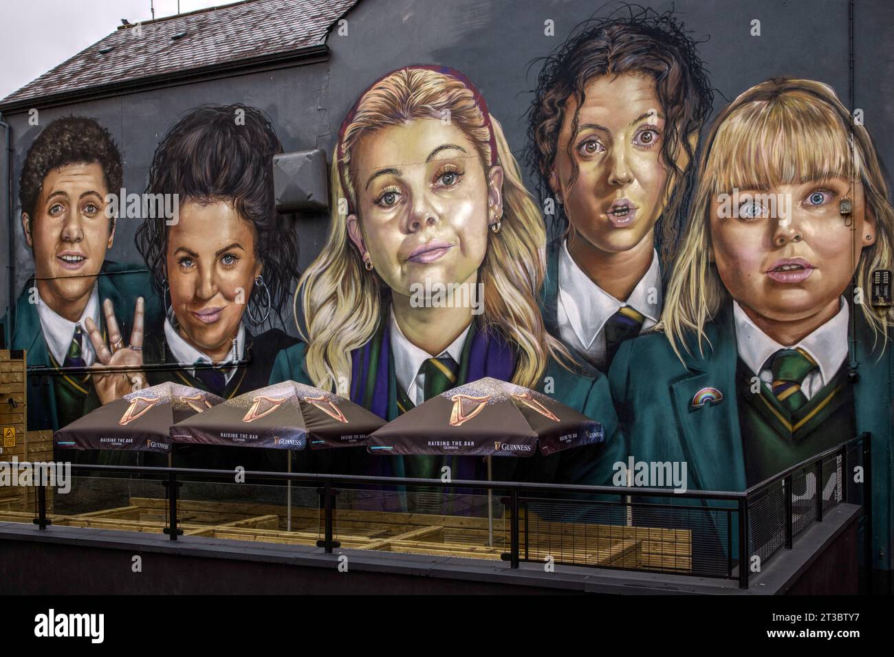 Wandbild der Derry Girls in Londonderry, Nordirland Stockfoto