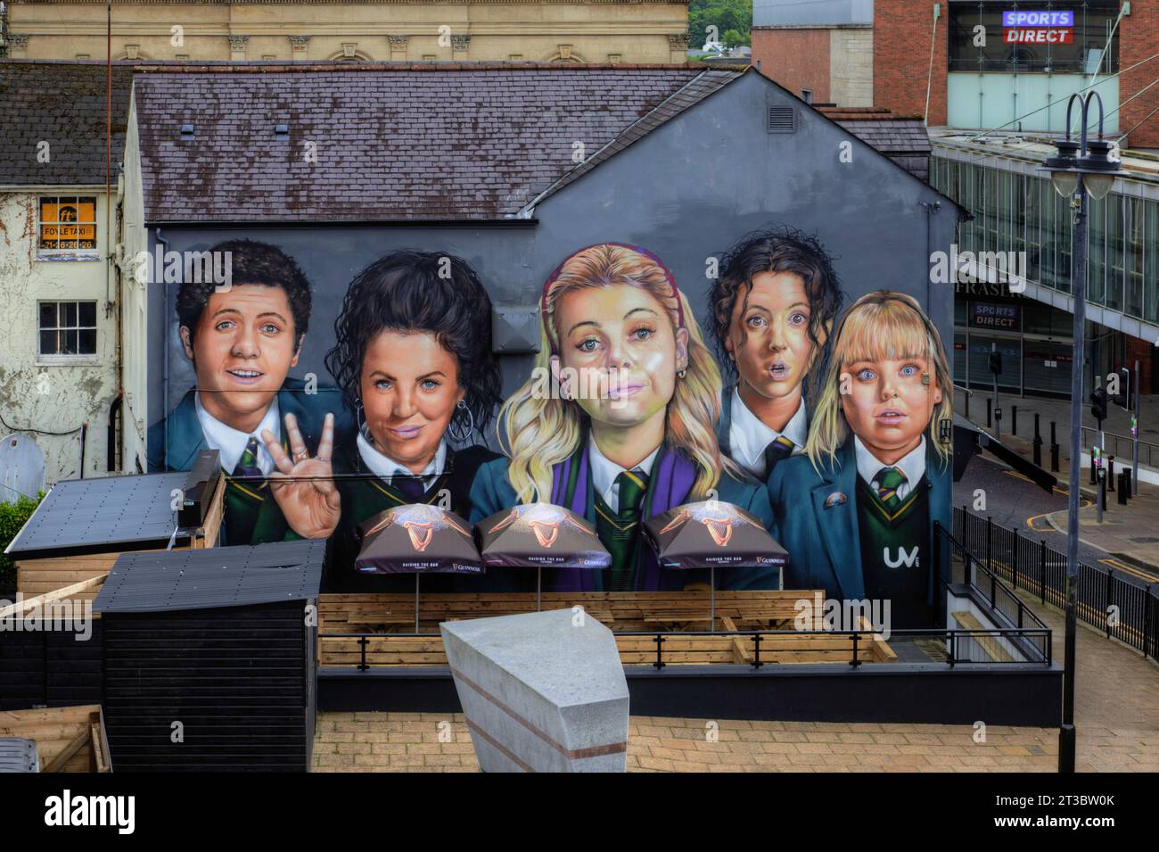 Wandbild der Derry Girls in Londonderry, Nordirland Stockfoto